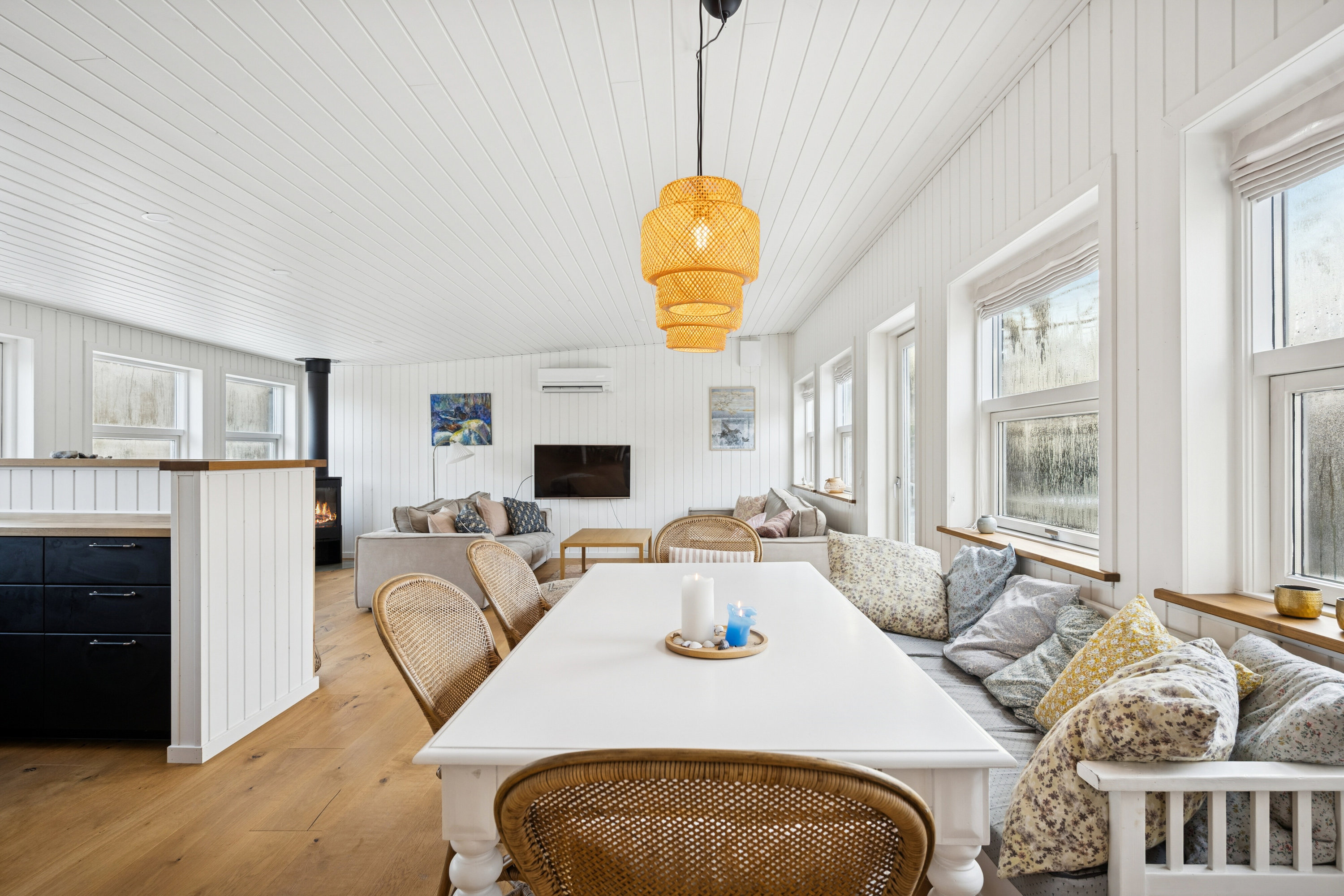 Fremhævet stue billede i fuldskærmstilstand. Billede af Drosselvej 20, Villingerød, 3120 Dronningmølle