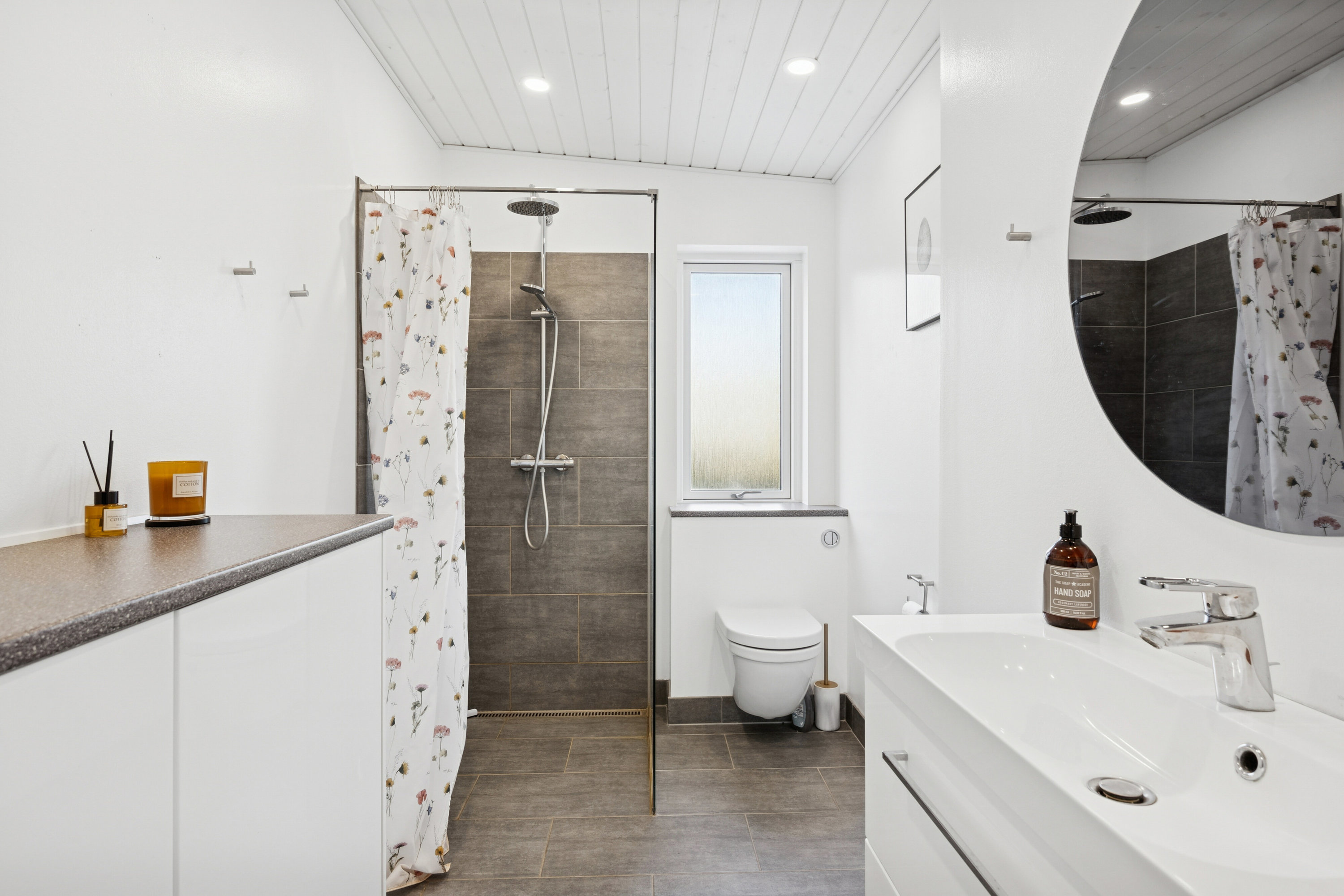 Fremhævet badeværelse billede i fuldskærmstilstand. Billede af Drosselvej 20, Villingerød, 3120 Dronningmølle