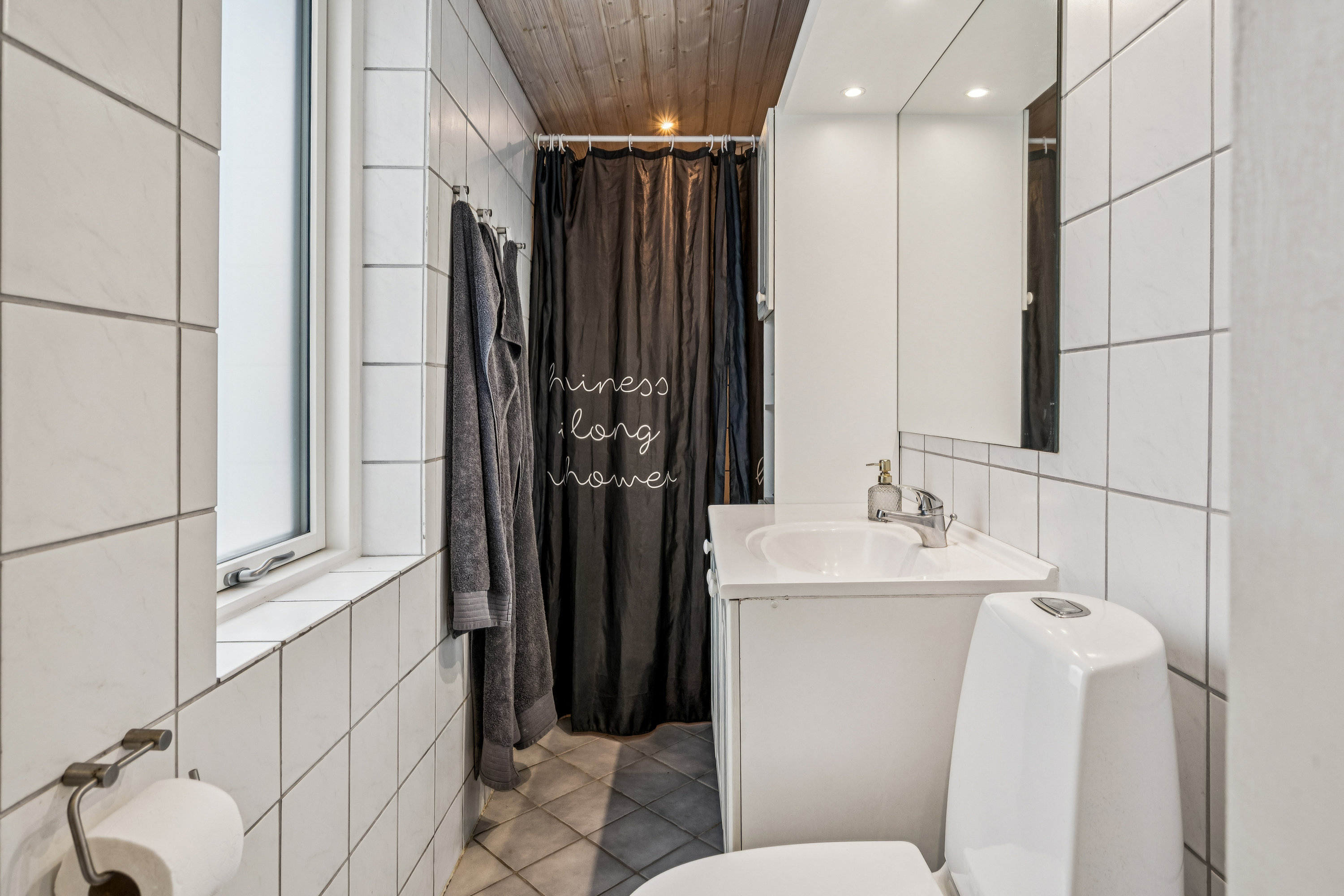 Fremhævet badeværelse billede i fuldskærmstilstand. Billede af Tålforvej 20, 8250 Egå