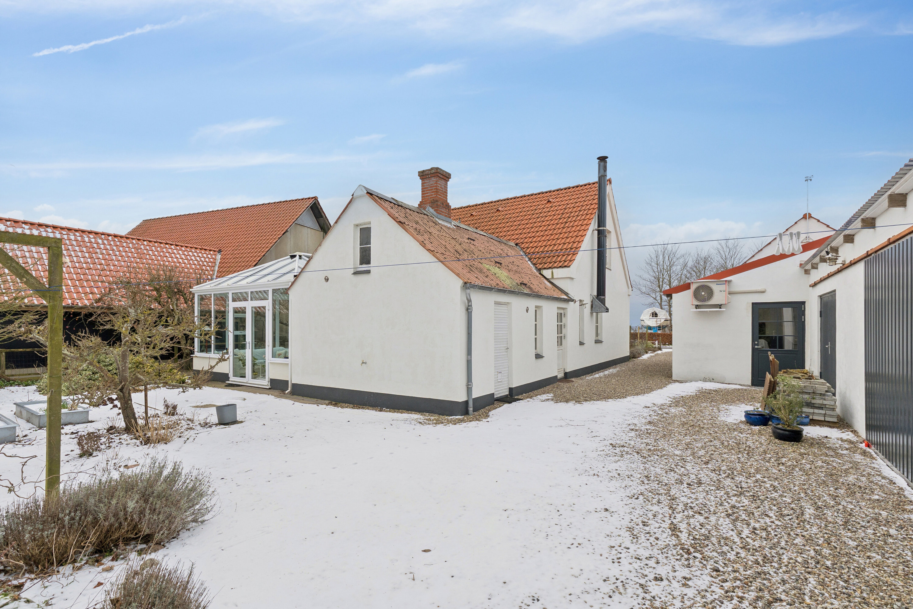 Fremhævet set fra haven billede i fuldskærmstilstand. Billede af Strandhuse 44, 5600 Faaborg