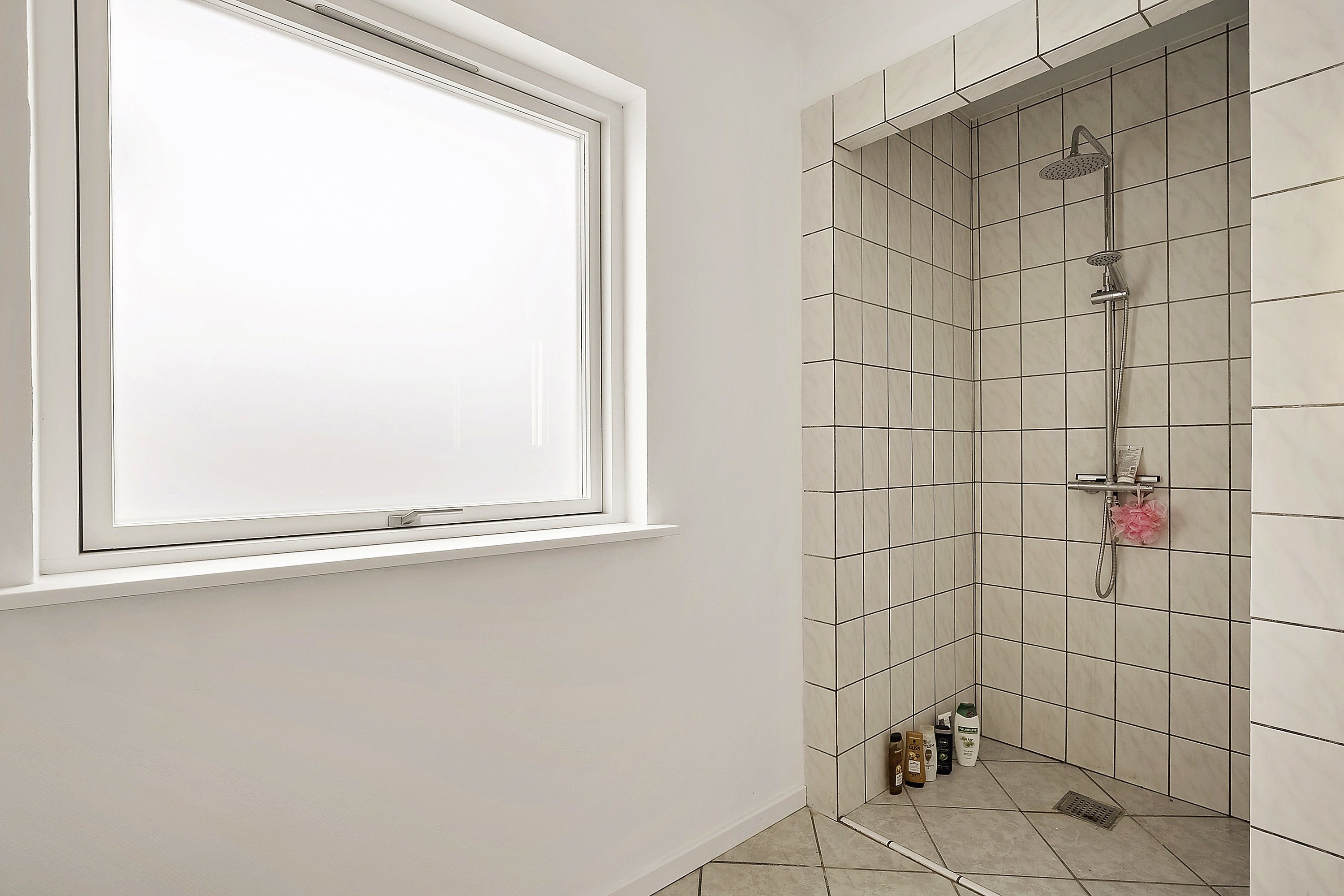 Fremhævet badeværelse billede i fuldskærmstilstand. Billede af Hyldegårdsvej 8, Seden, 5240 Odense NØ