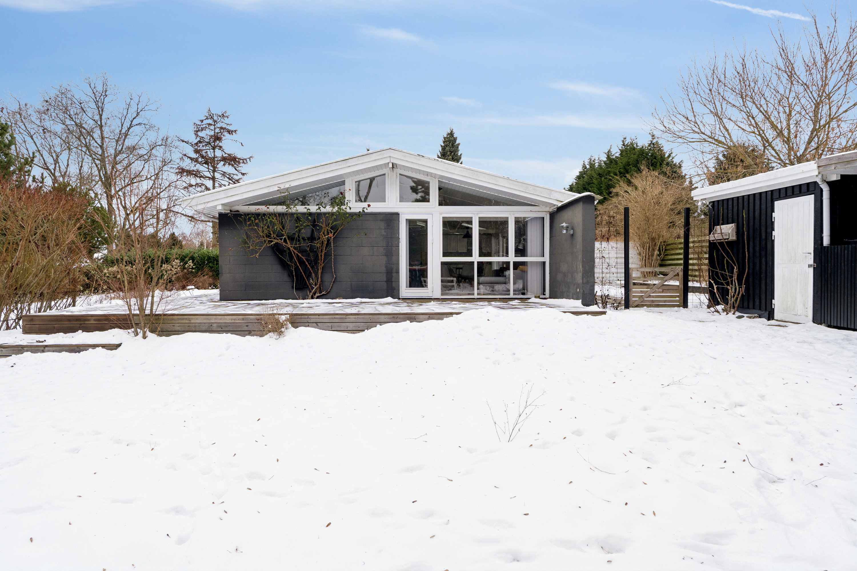 Fremhævet set fra haven billede i fuldskærmstilstand. Billede af Kildegårdsvej 29, Evetofte, 3370 Melby