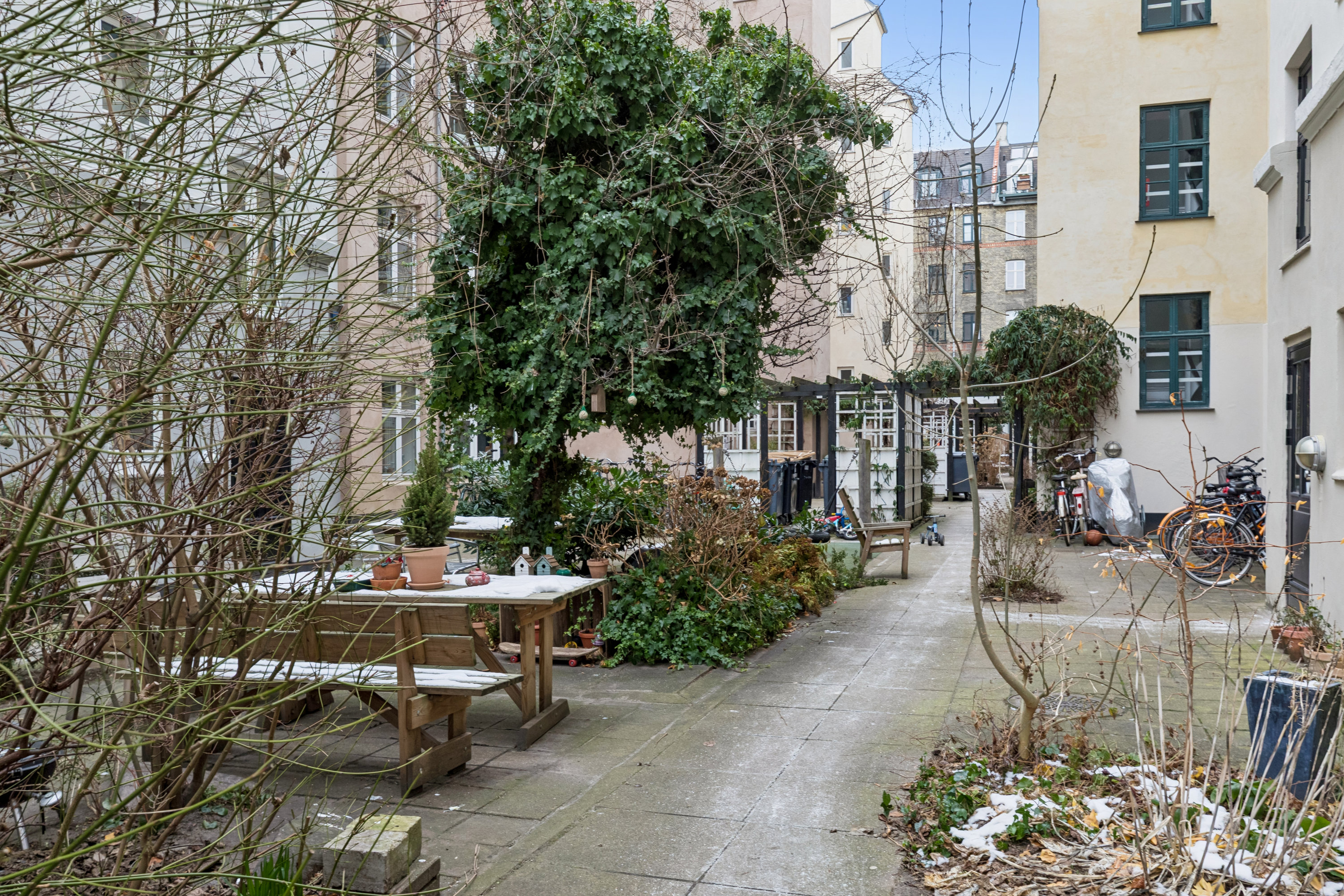 Fremhævet gårdmiljø billede i fuldskærmstilstand. Billede af Gammel Kalkbrænderi Vej 32, 4. th., 2100 København Ø