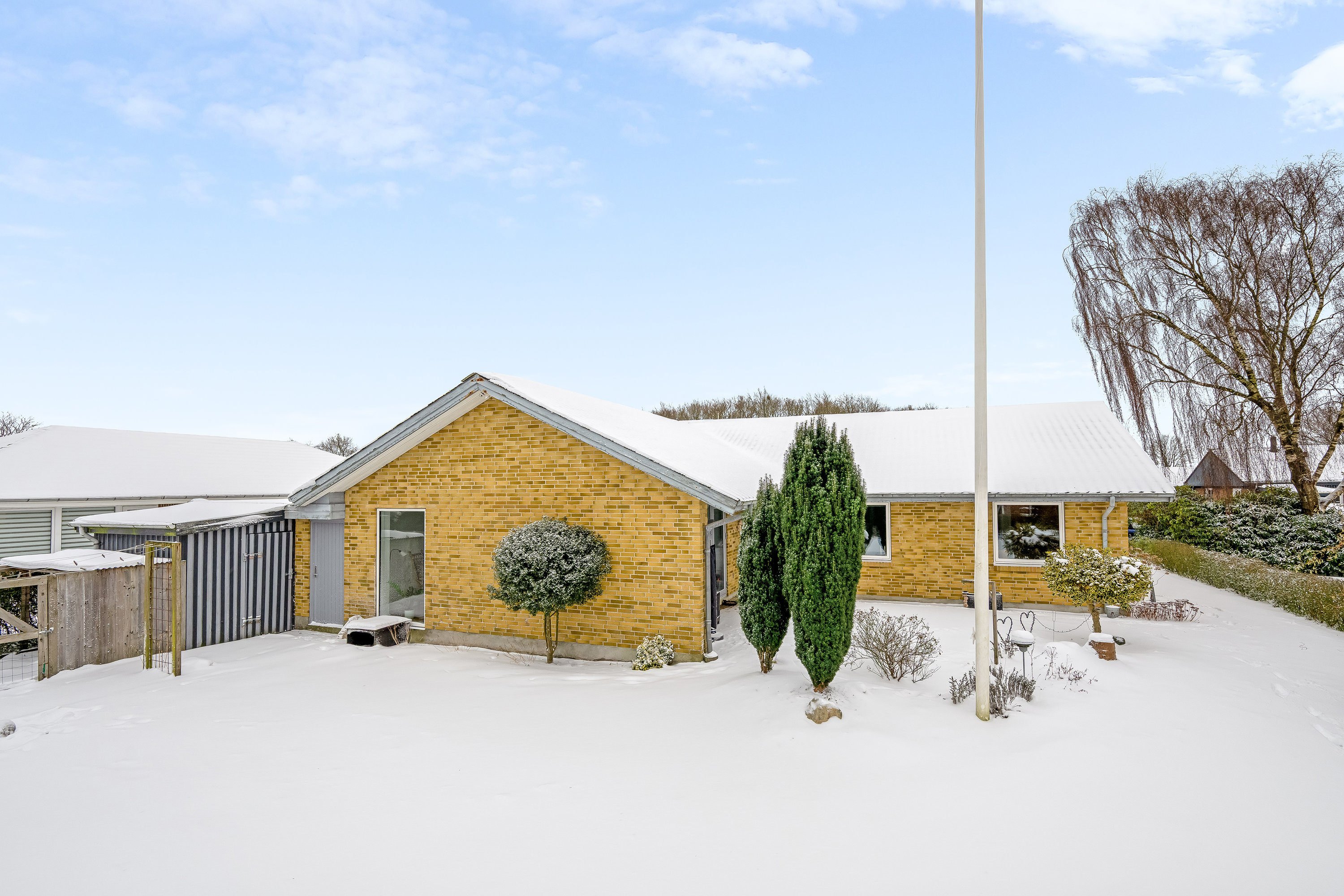 Fremhævet facade billede i fuldskærmstilstand. Billede af Grønningen 26, Troldhede, 6920 Videbæk