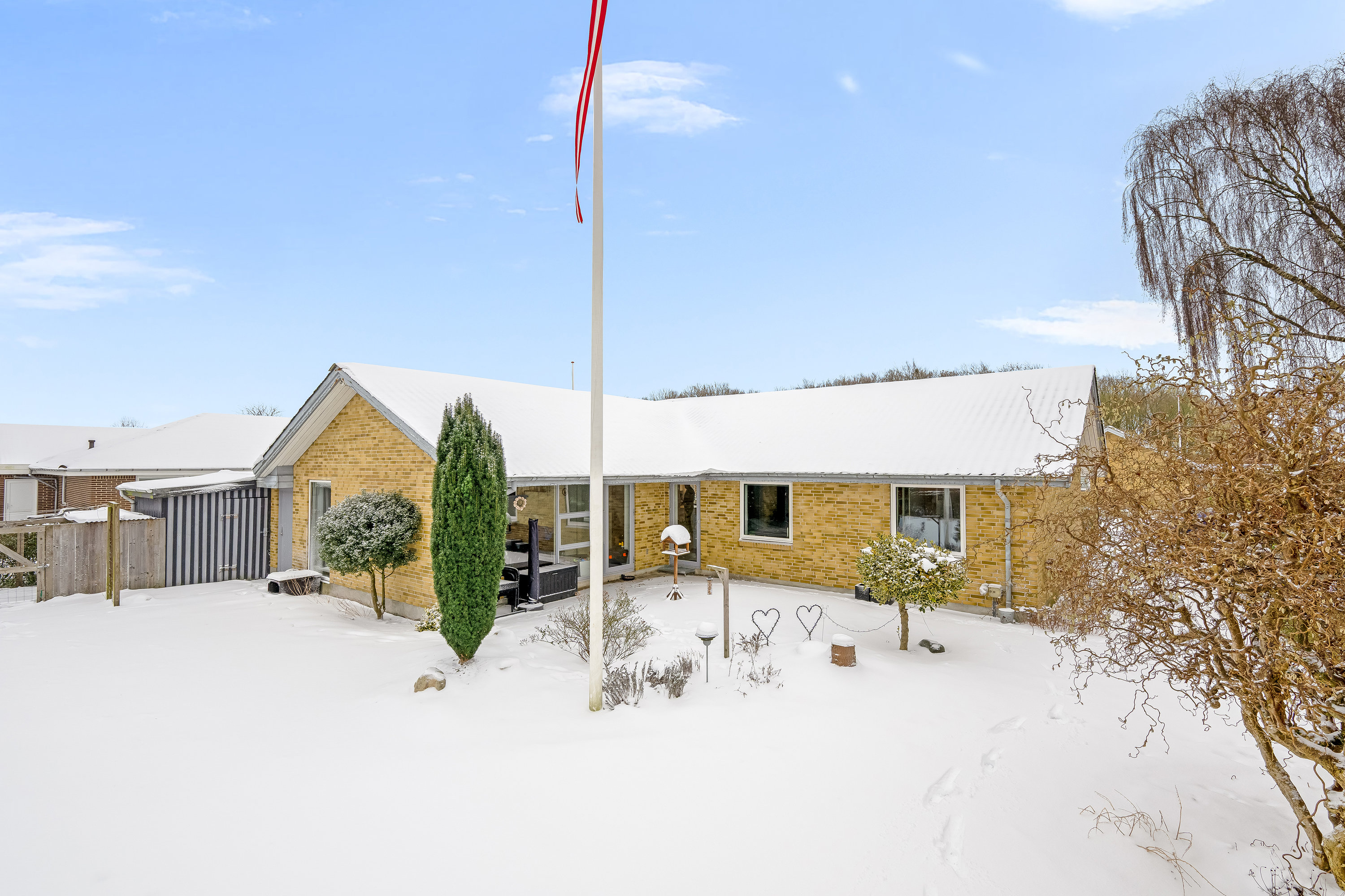 Fremhævet facade billede i fuldskærmstilstand. Billede af Grønningen 26, Troldhede, 6920 Videbæk