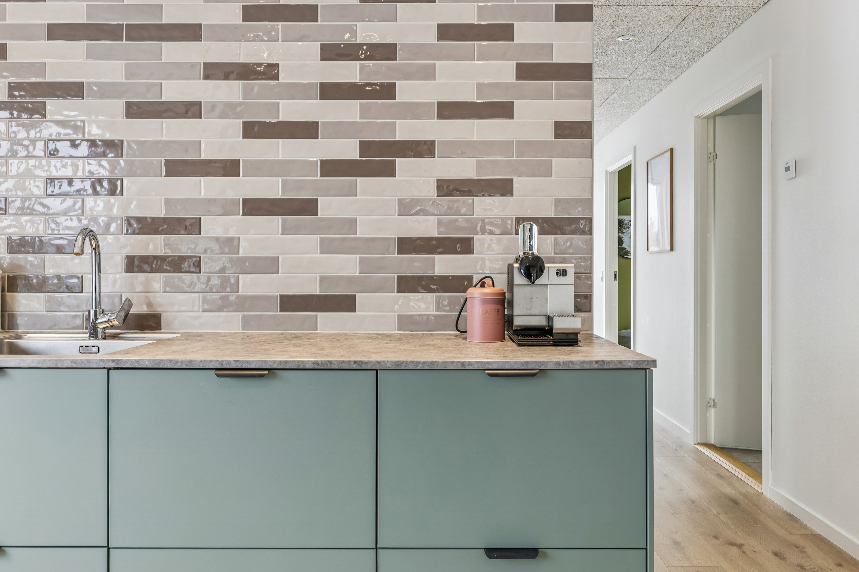 Fremhævet køkken billede i fuldskærmstilstand. Billede af Ravnholt 26, Havnsø, 4591 Føllenslev