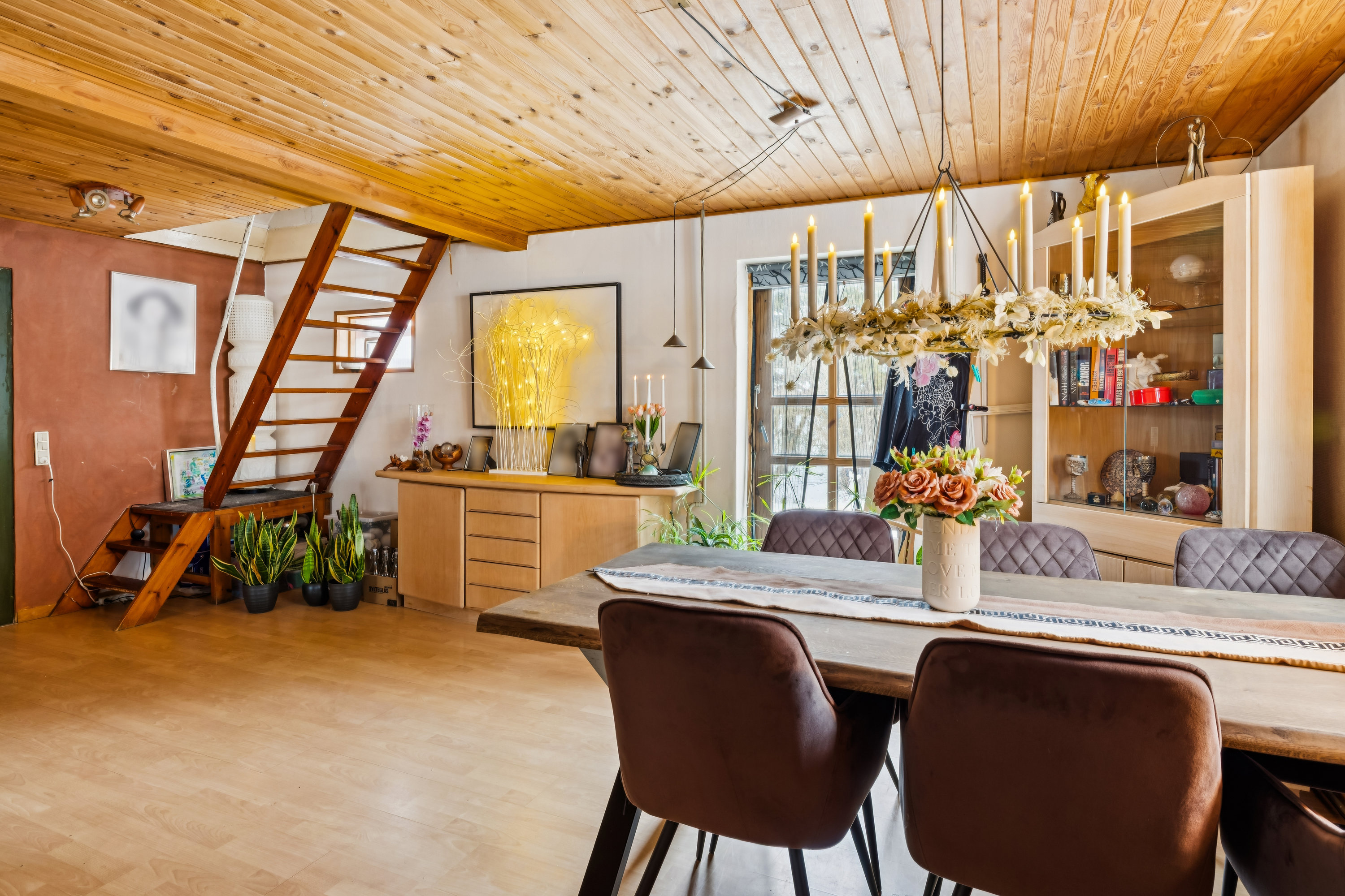 Fremhævet stue billede i fuldskærmstilstand. Billede af Nymandsvej 8, Hoed, 8444 Balle