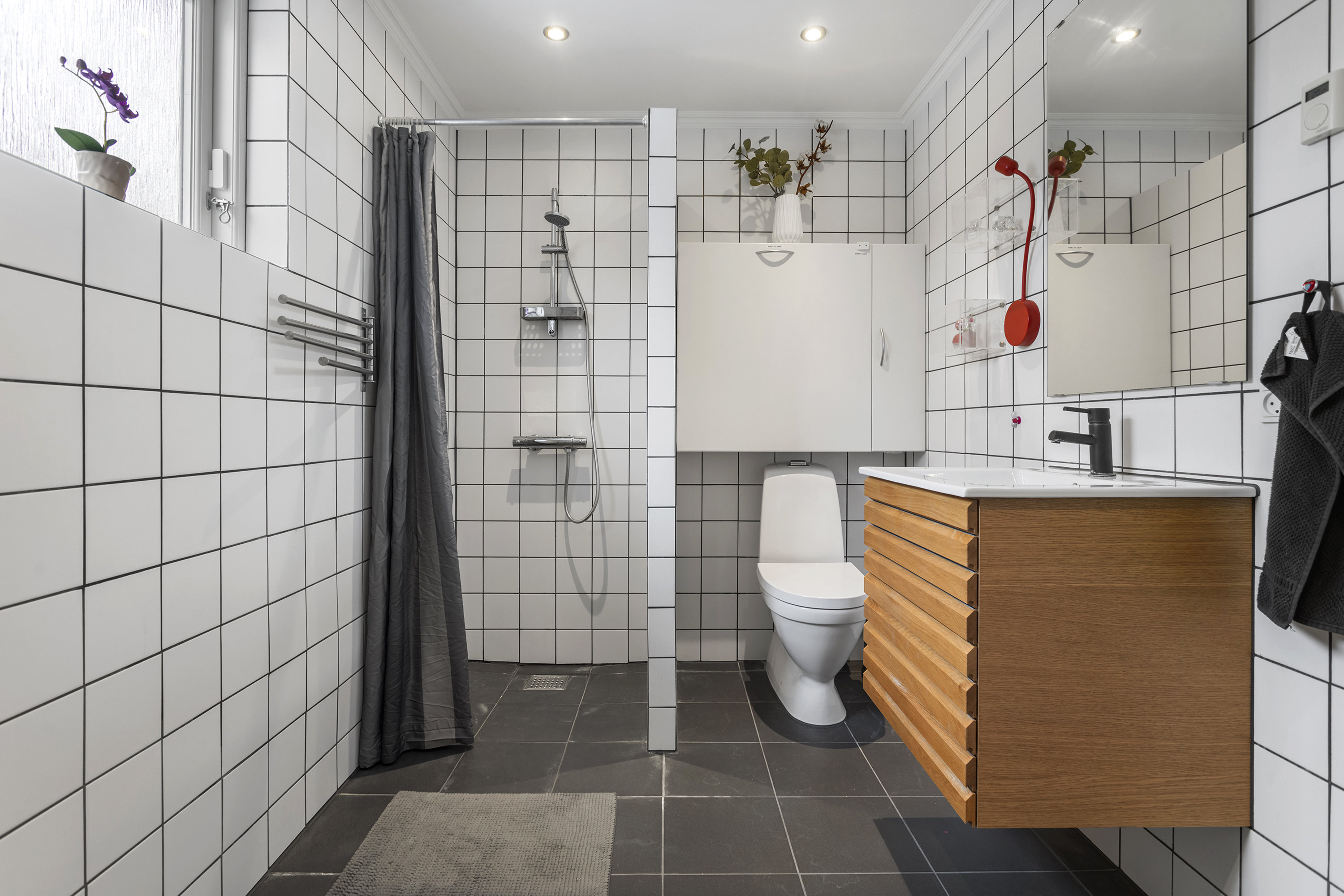 Fremhævet badeværelse billede i fuldskærmstilstand. Billede af Østkystvejen 321, Voerså, 9300 Sæby