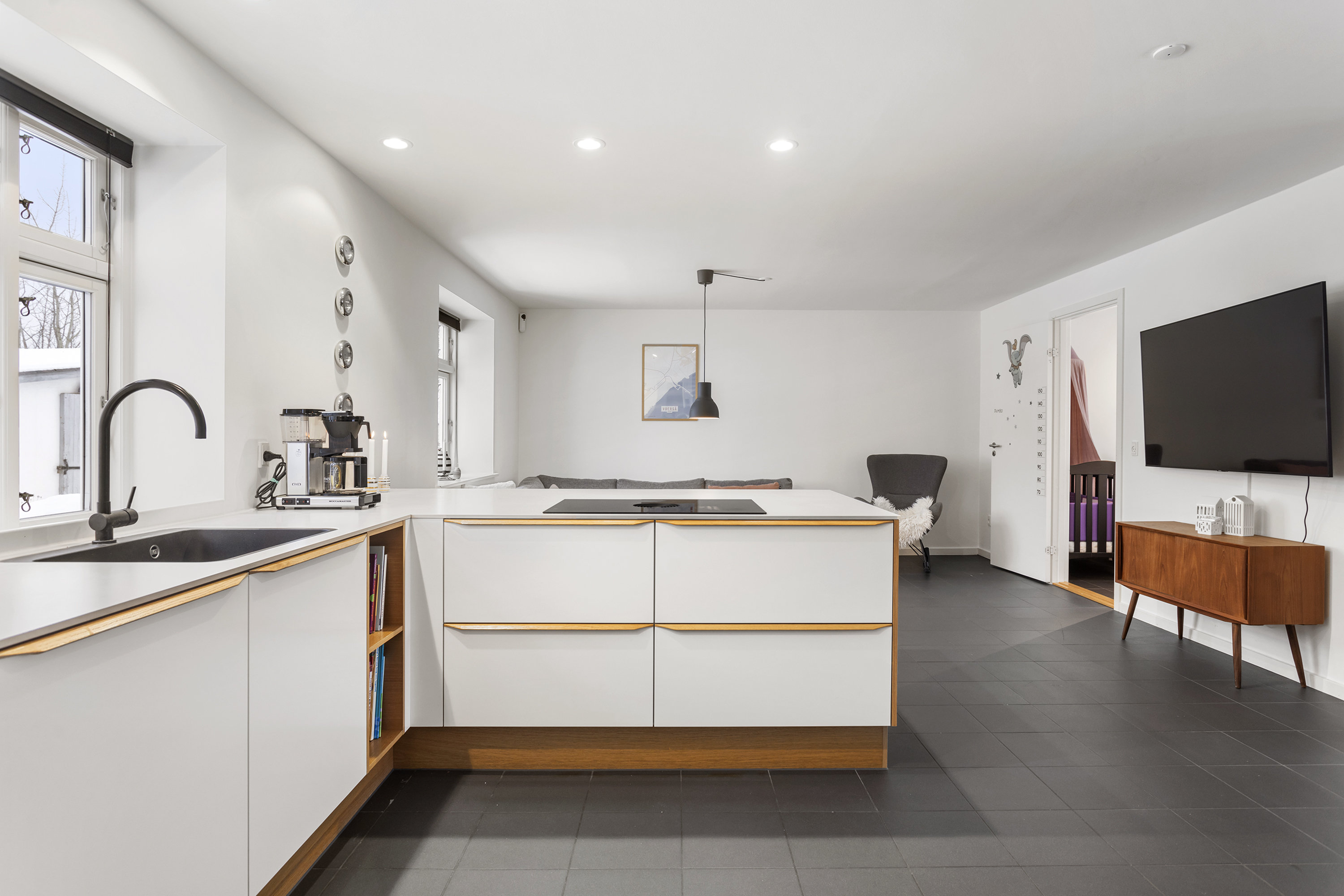 Fremhævet køkken billede i fuldskærmstilstand. Billede af Østkystvejen 321, Voerså, 9300 Sæby