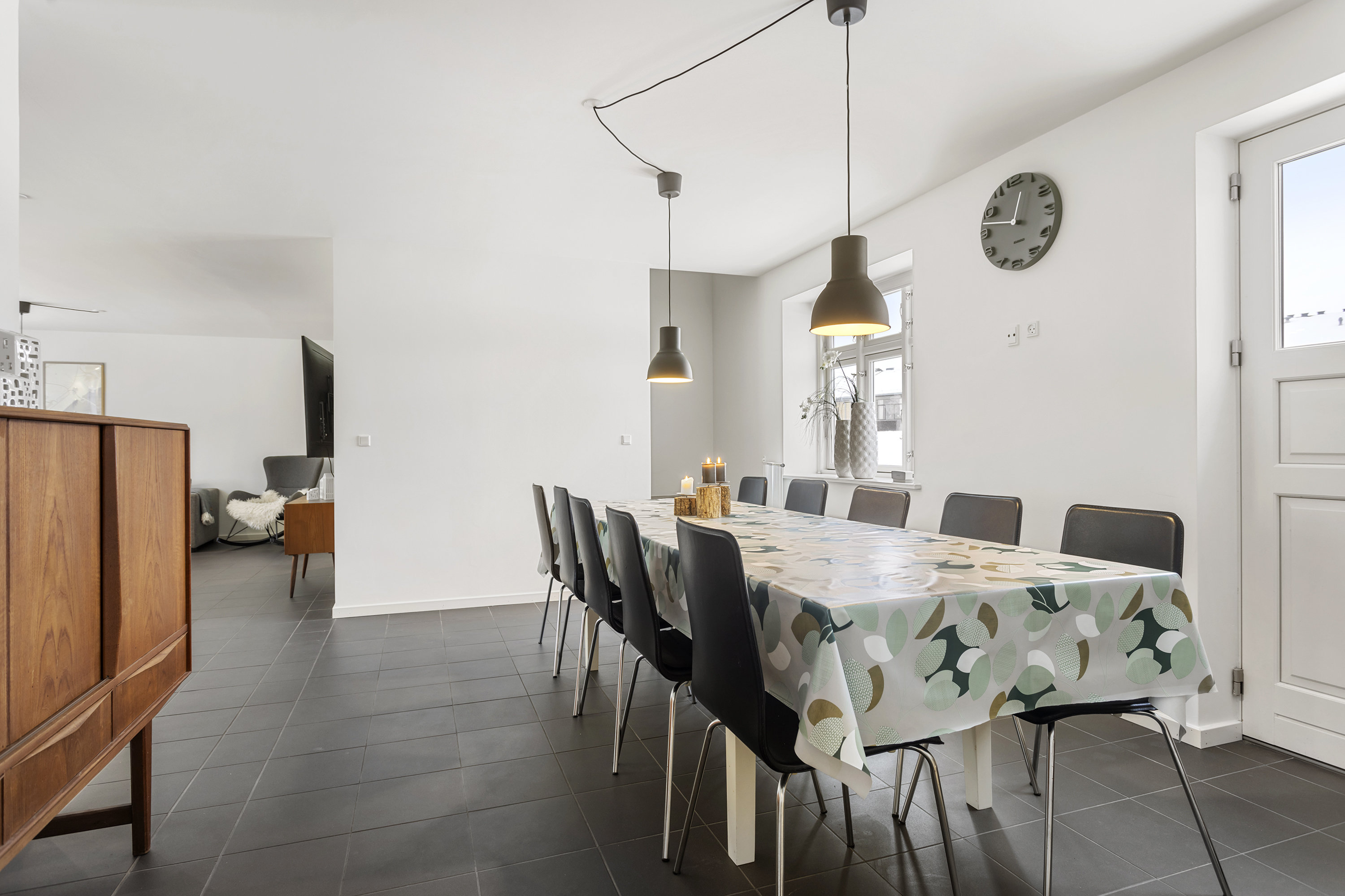 Fremhævet stue billede i fuldskærmstilstand. Billede af Østkystvejen 321, Voerså, 9300 Sæby