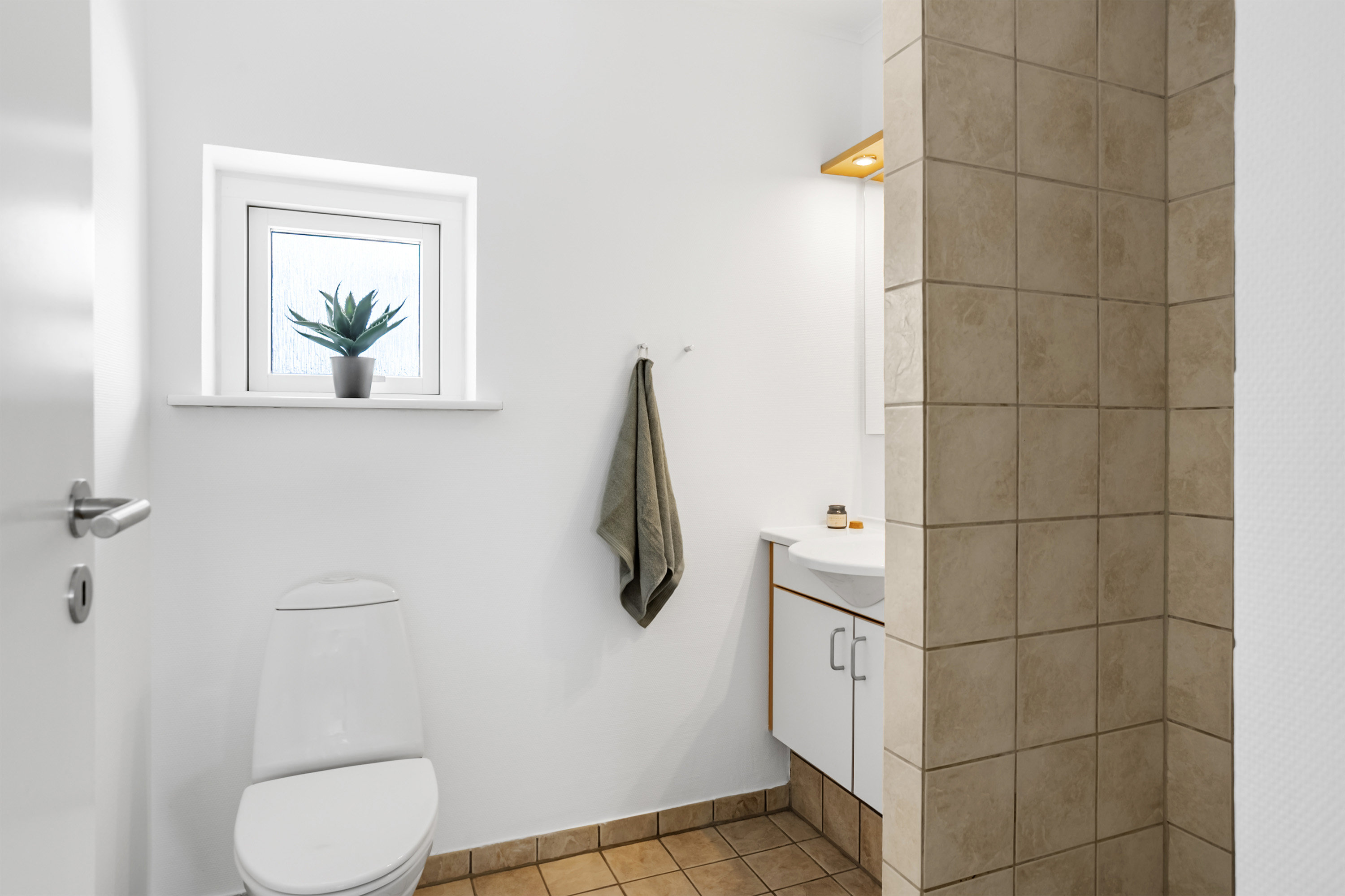 Fremhævet badeværelse billede i fuldskærmstilstand. Billede af Rølkjær 2, 6600 Vejen