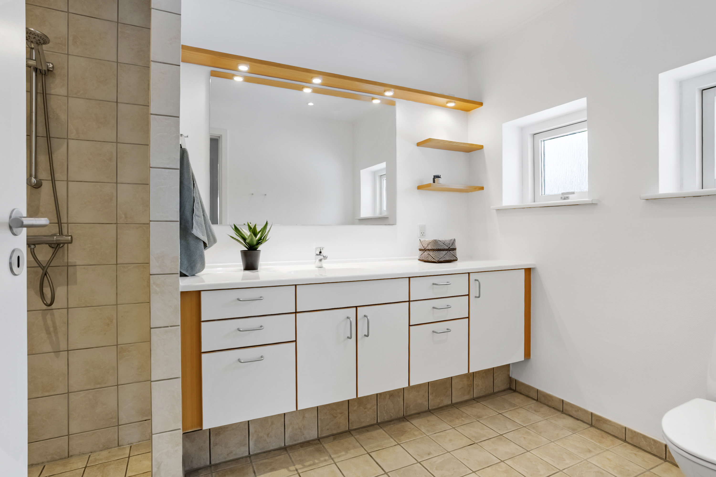 Fremhævet badeværelse billede i fuldskærmstilstand. Billede af Rølkjær 2, 6600 Vejen