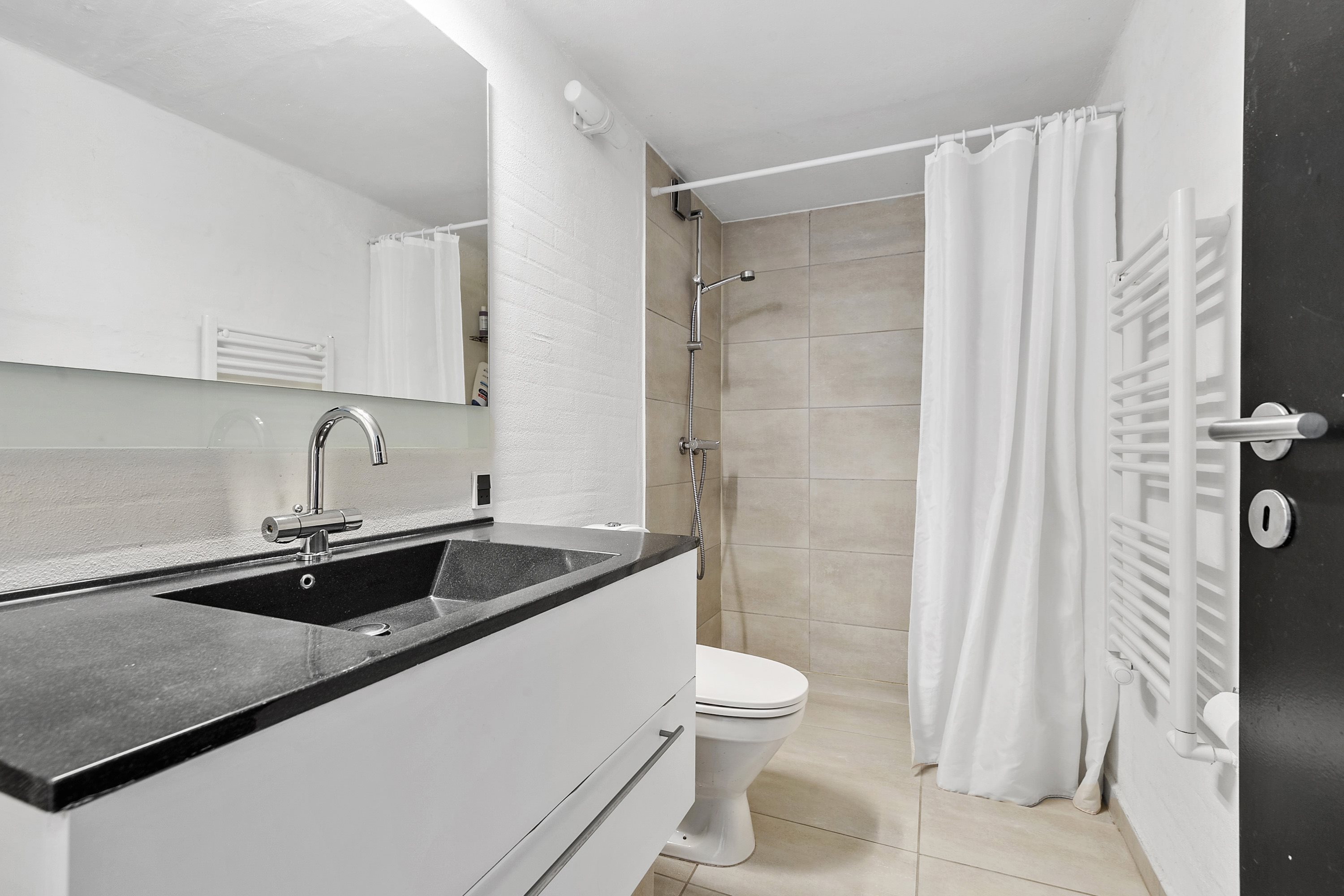 Fremhævet badeværelse billede i fuldskærmstilstand. Billede af Kirkegade 96, 6700 Esbjerg