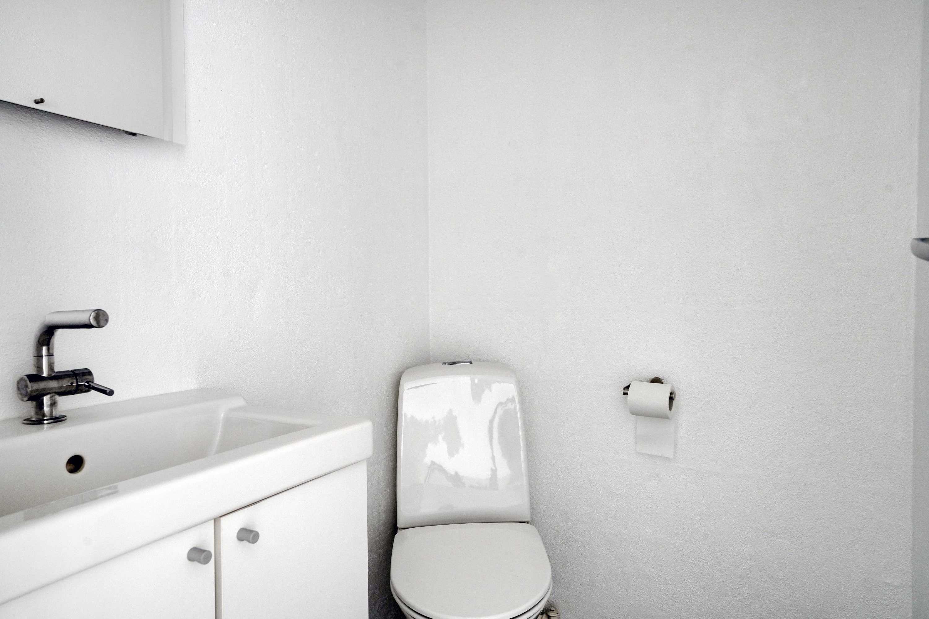 Fremhævet wc billede i fuldskærmstilstand. Billede af Dybesøvej 38, 4581 Rørvig