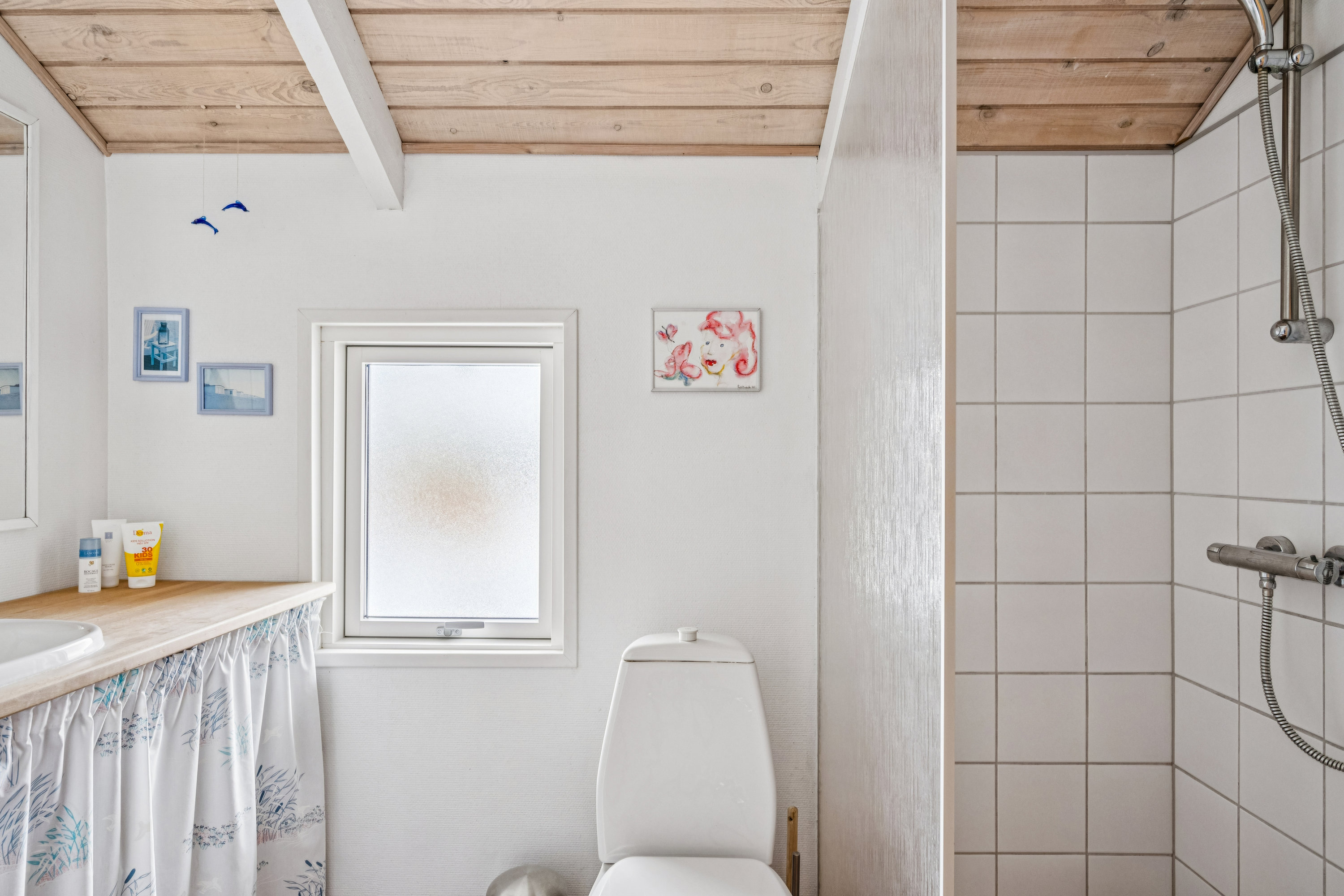 Fremhævet badeværelse billede i fuldskærmstilstand. Billede af Skråningen 26, Begtrup Vig, 8420 Knebel