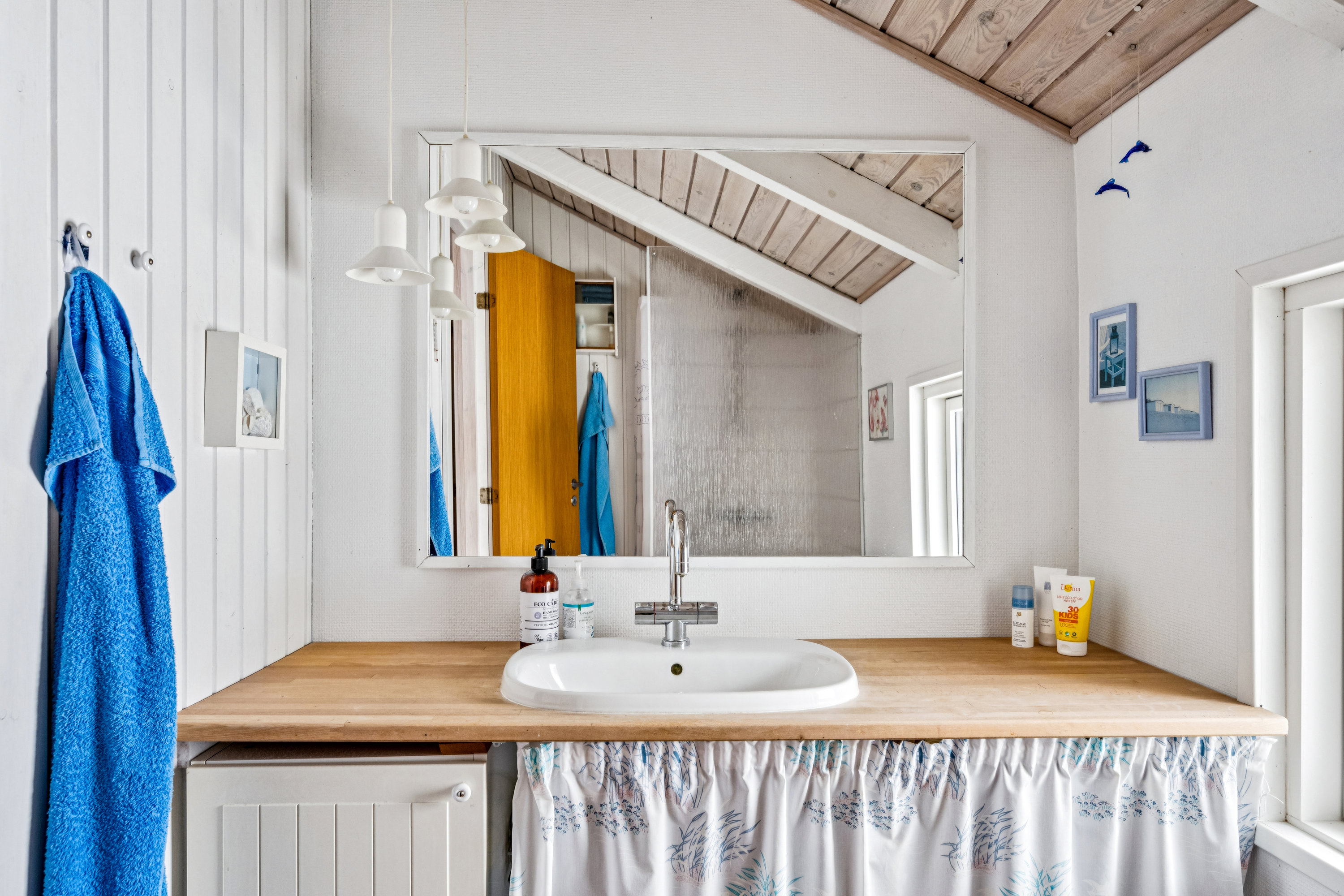 Fremhævet badeværelse billede i fuldskærmstilstand. Billede af Skråningen 26, Begtrup Vig, 8420 Knebel