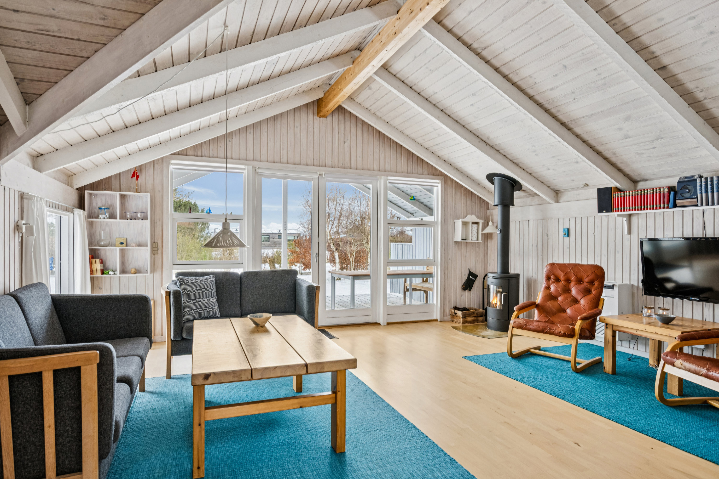 Fremhævet stue billede i fuldskærmstilstand. Billede af Skråningen 26, Begtrup Vig, 8420 Knebel