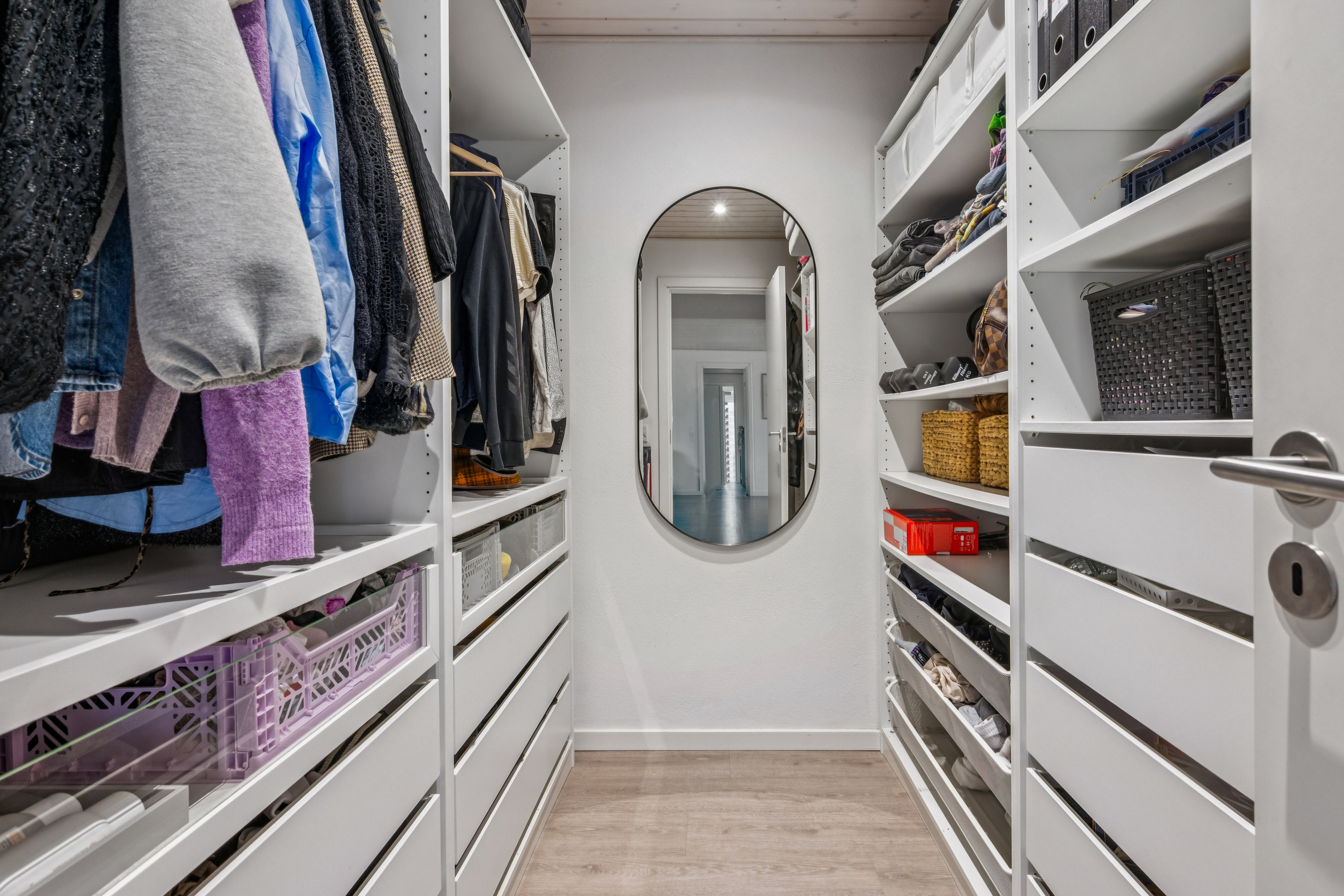 Fremhævet walkin closet billede i fuldskærmstilstand. Billede af Tinningvej 15, Foldby, 8382 Hinnerup