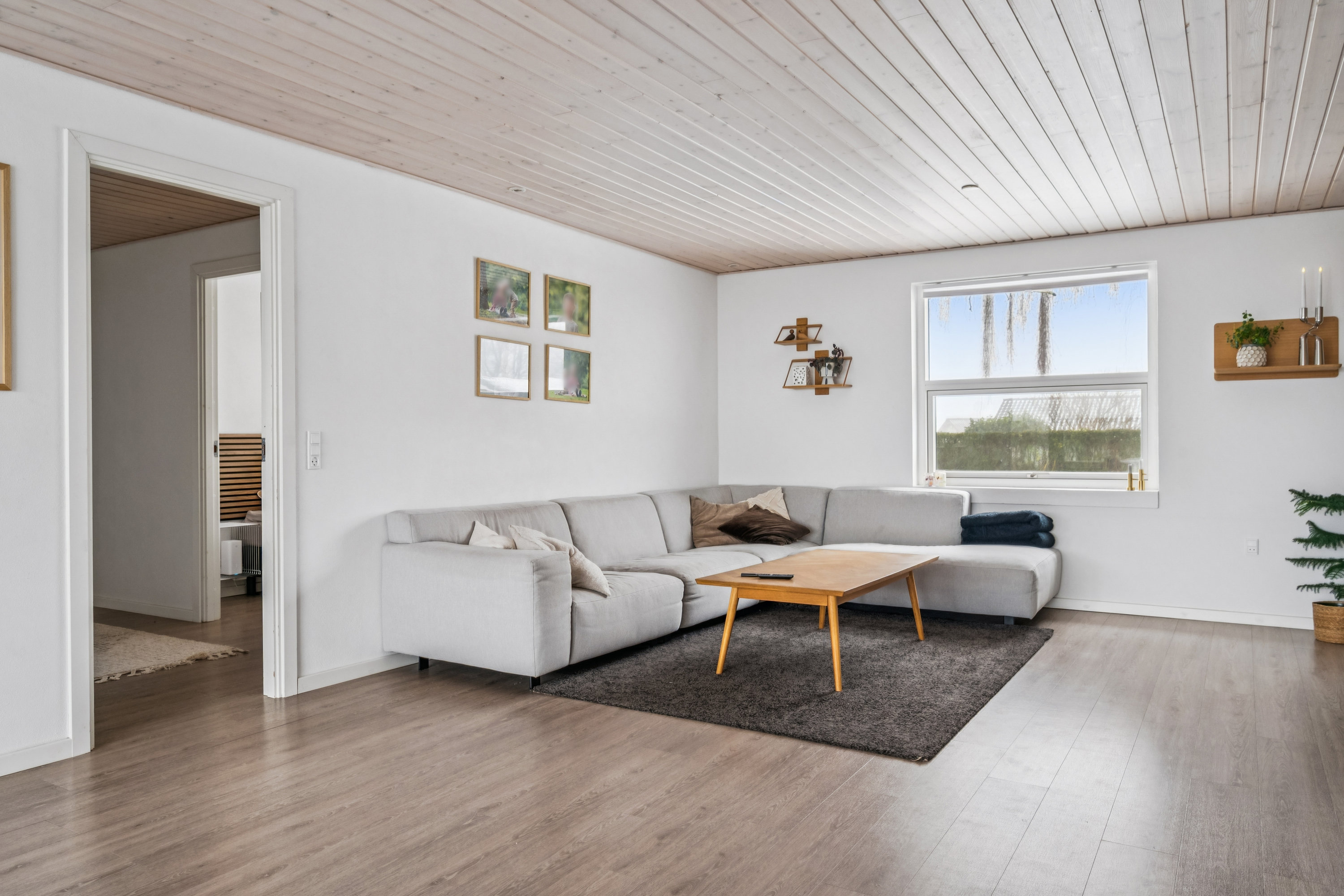 Fremhævet stue billede i fuldskærmstilstand. Billede af Tinningvej 15, Foldby, 8382 Hinnerup