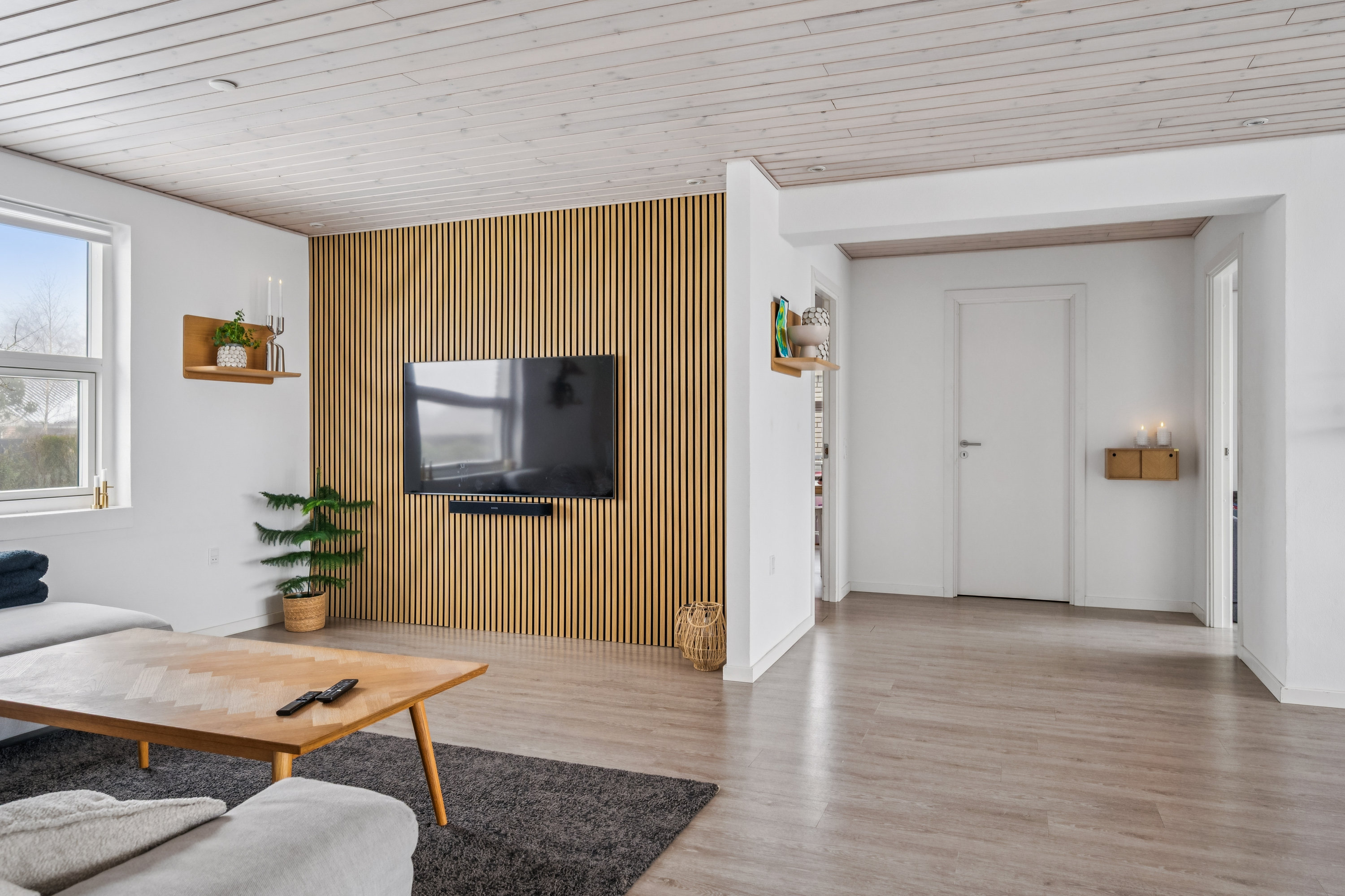 Fremhævet stue billede i fuldskærmstilstand. Billede af Tinningvej 15, Foldby, 8382 Hinnerup