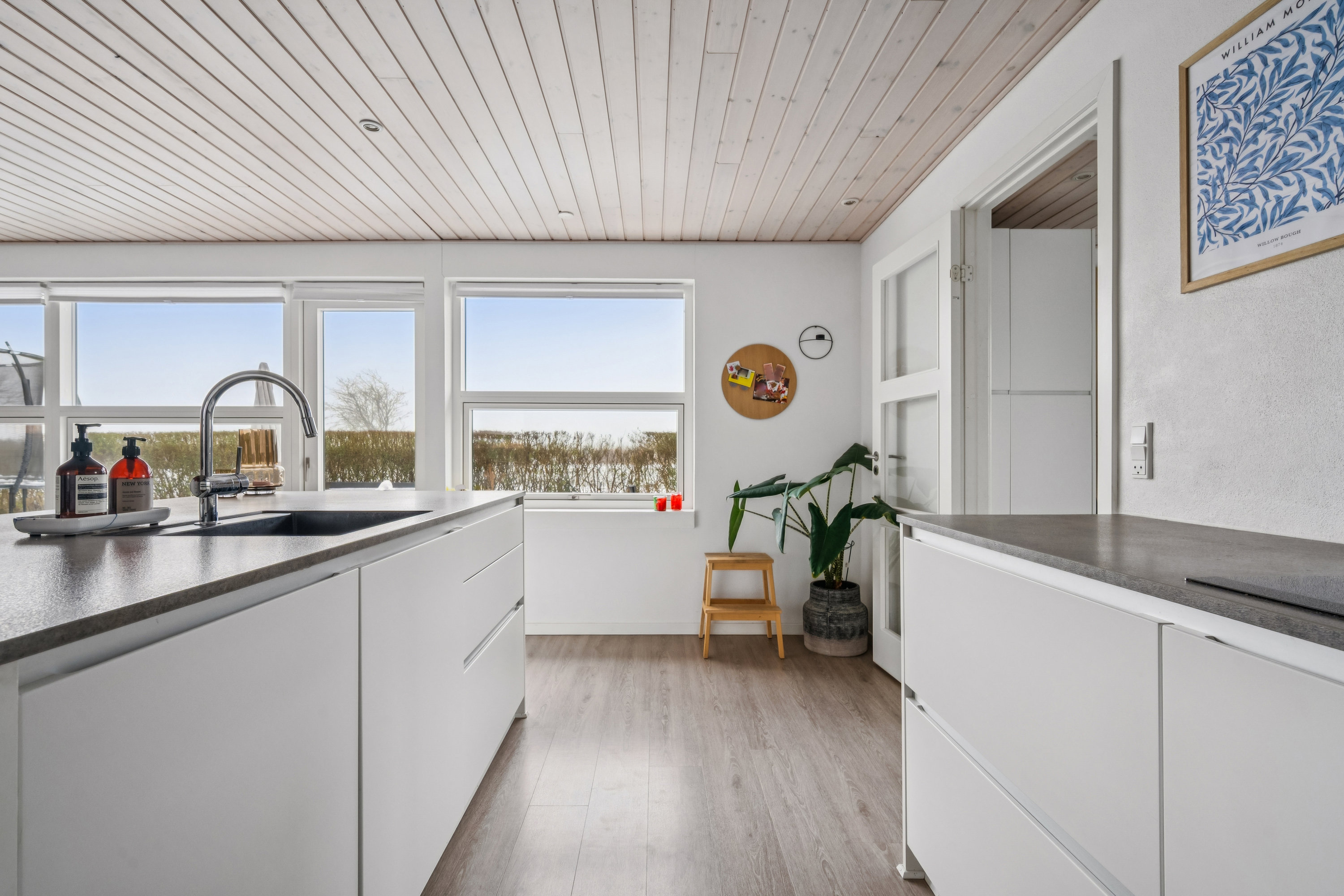 Fremhævet køkken billede i fuldskærmstilstand. Billede af Tinningvej 15, Foldby, 8382 Hinnerup