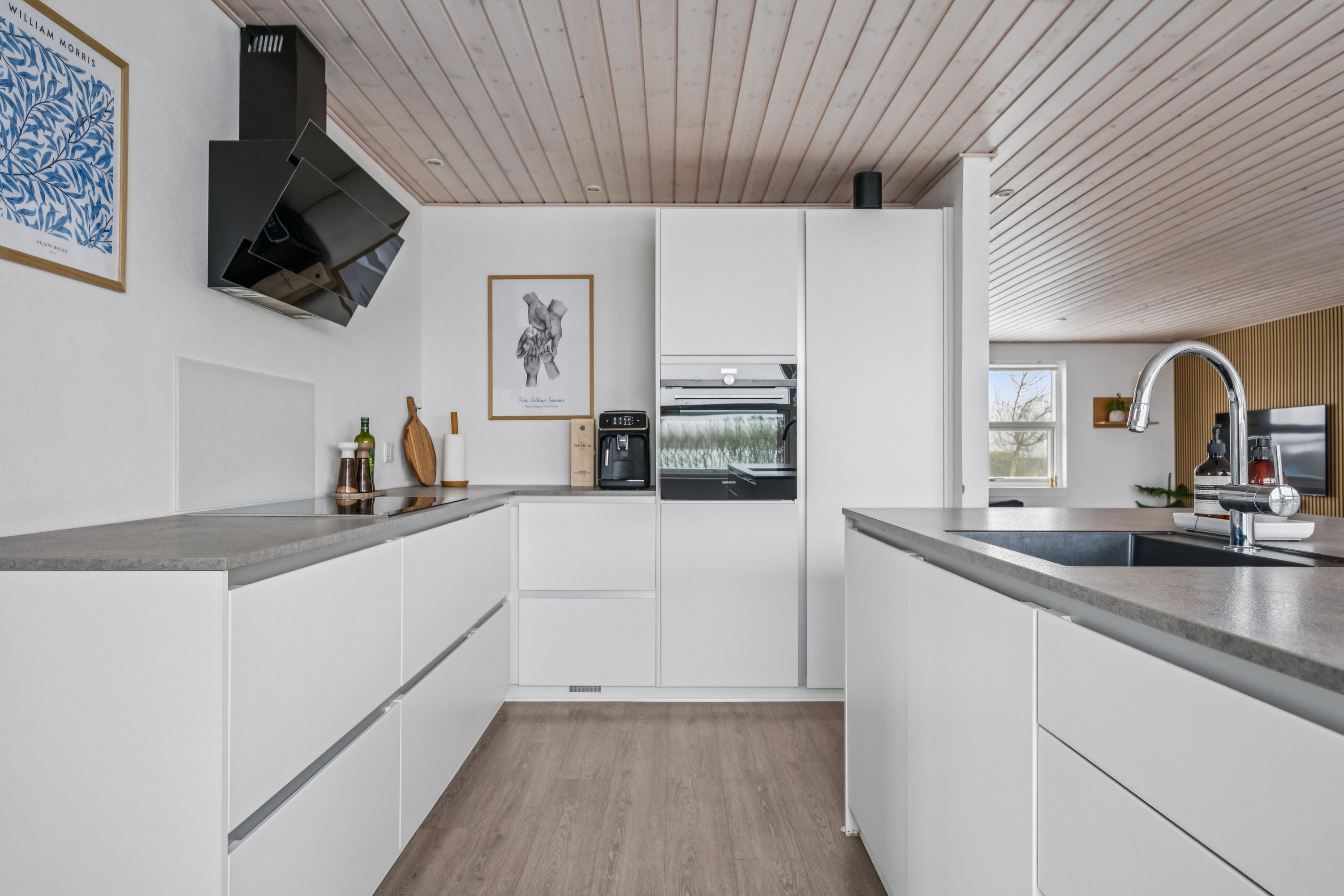 Miniaturebillede 2: køkken. Billede af Tinningvej 15, Foldby, 8382 Hinnerup