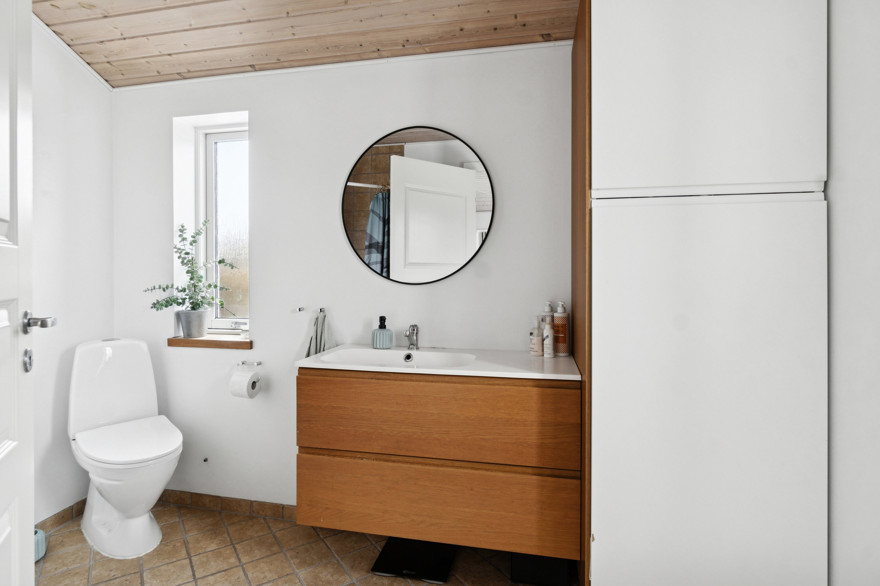 Fremhævet badeværelse billede i fuldskærmstilstand. Billede af Lindevej 15, 4560 Vig