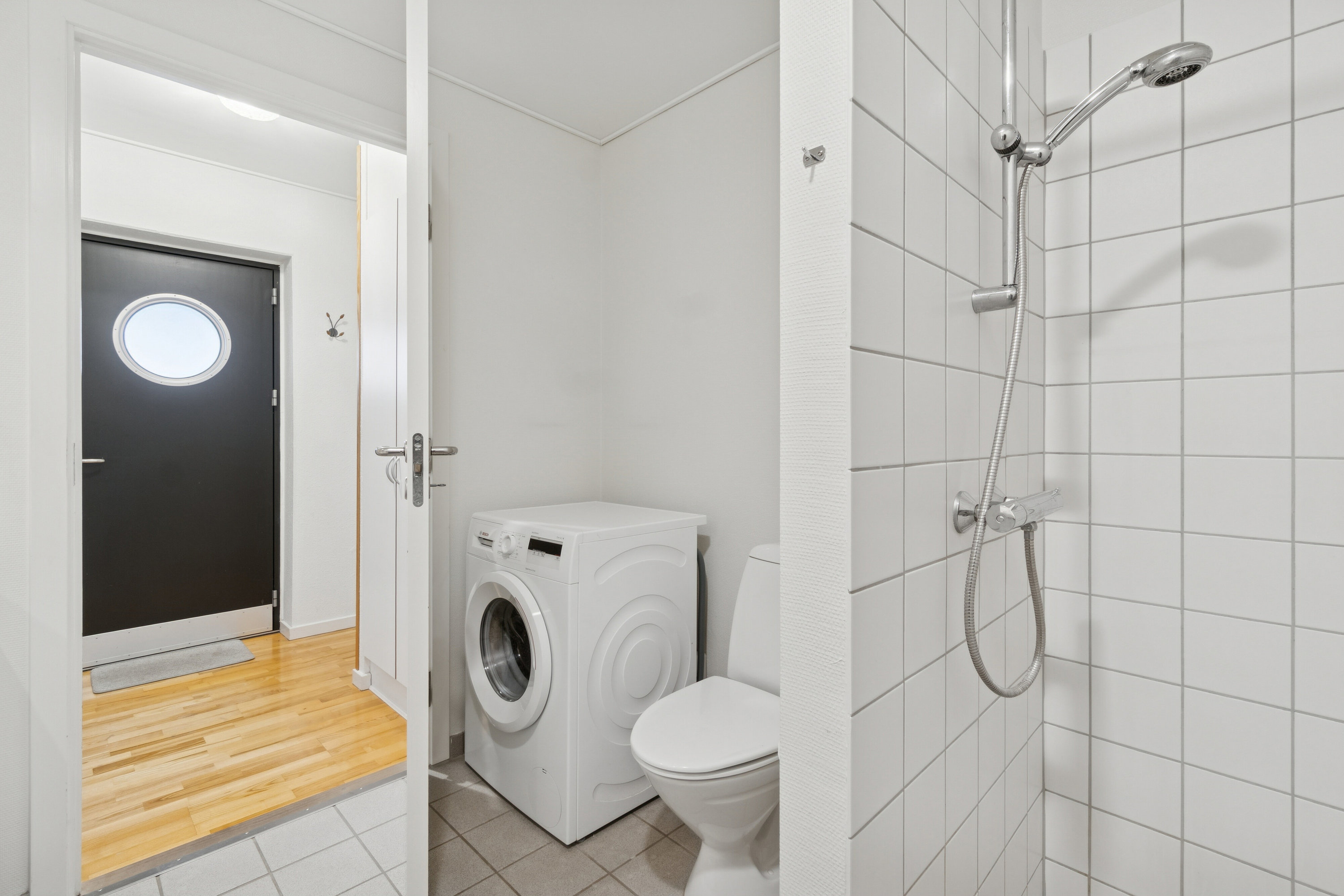 Fremhævet badeværelse billede i fuldskærmstilstand. Billede af Strøget 33, 1. c., 7430 Ikast