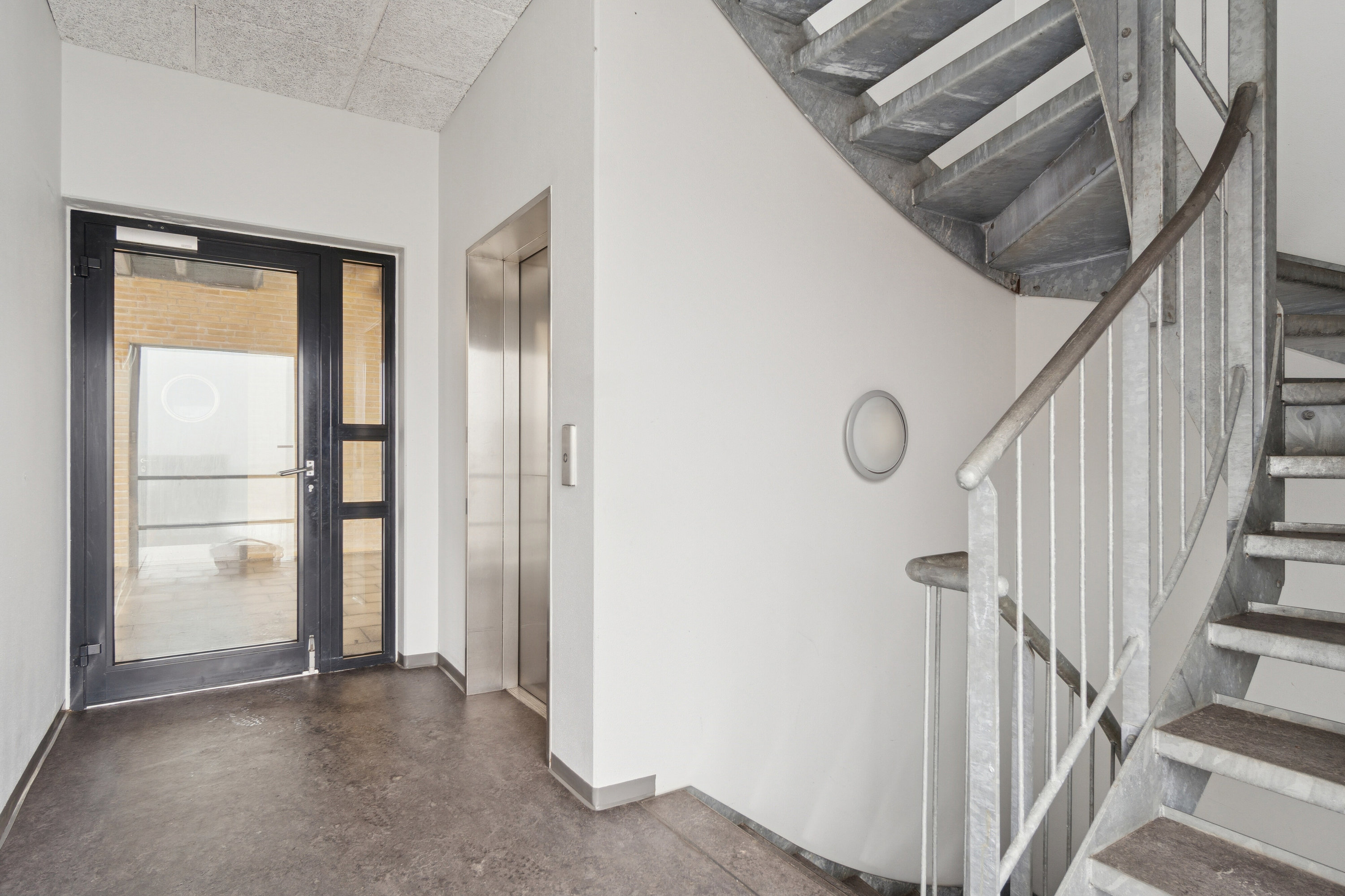 Fremhævet trappe billede i fuldskærmstilstand. Billede af Strøget 33, 1. c., 7430 Ikast