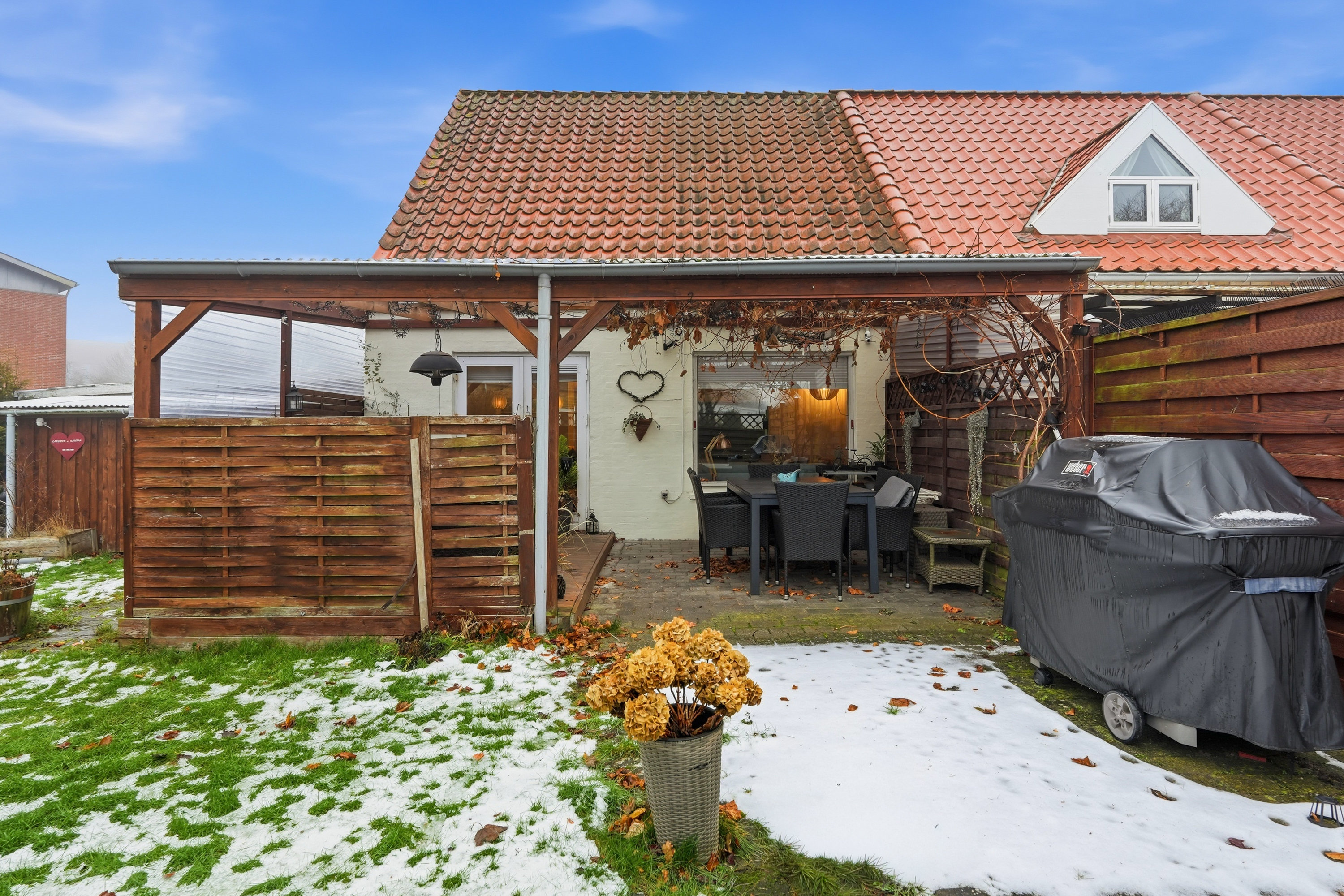Fremhævet bag facade billede i fuldskærmstilstand. Billede af Njalsvej 7, Højstrup, 5210 Odense NV
