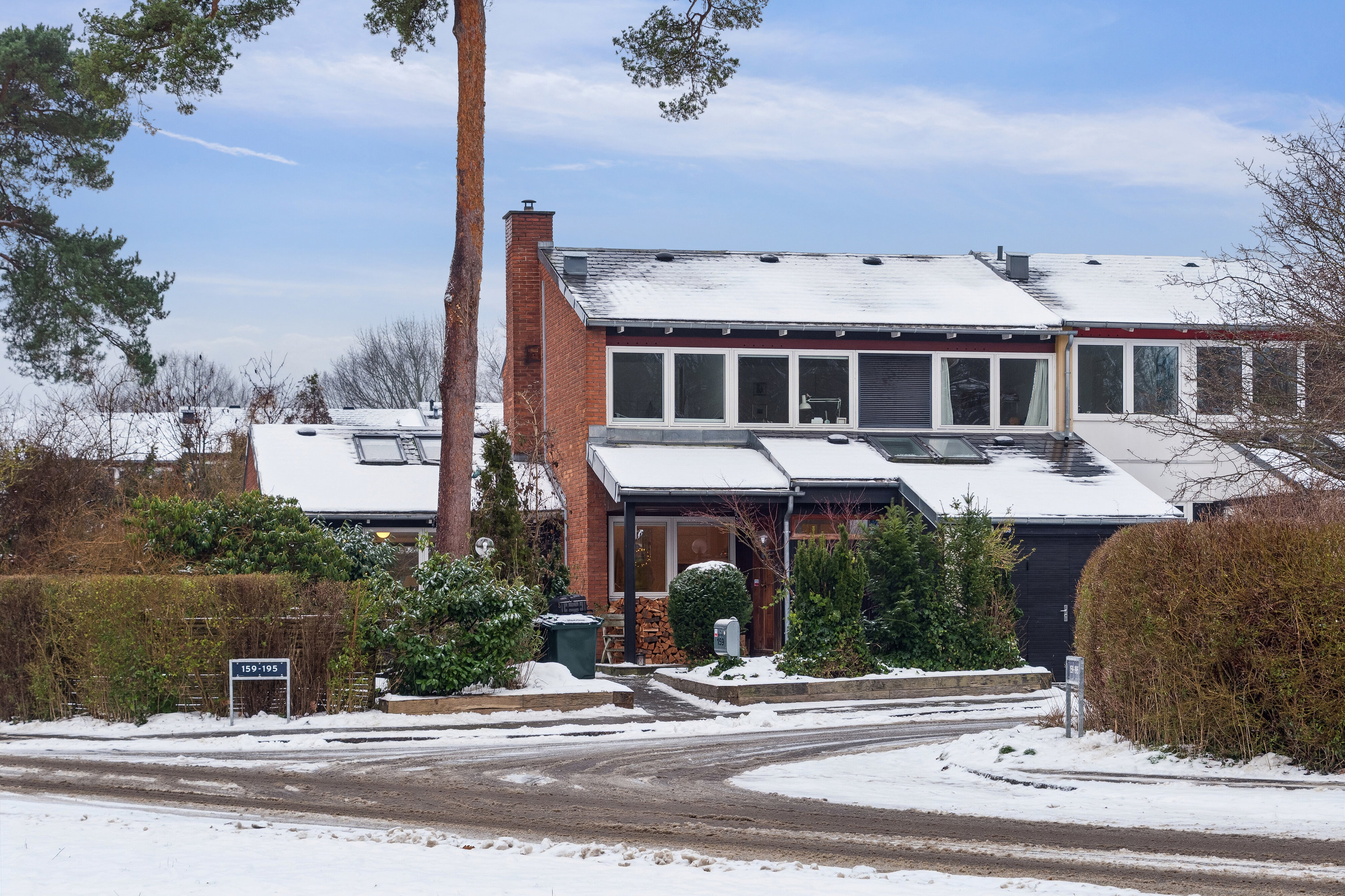 Fremhævet set fra vejen billede i fuldskærmstilstand. Billede af Åbrinken 159, 2830 Virum