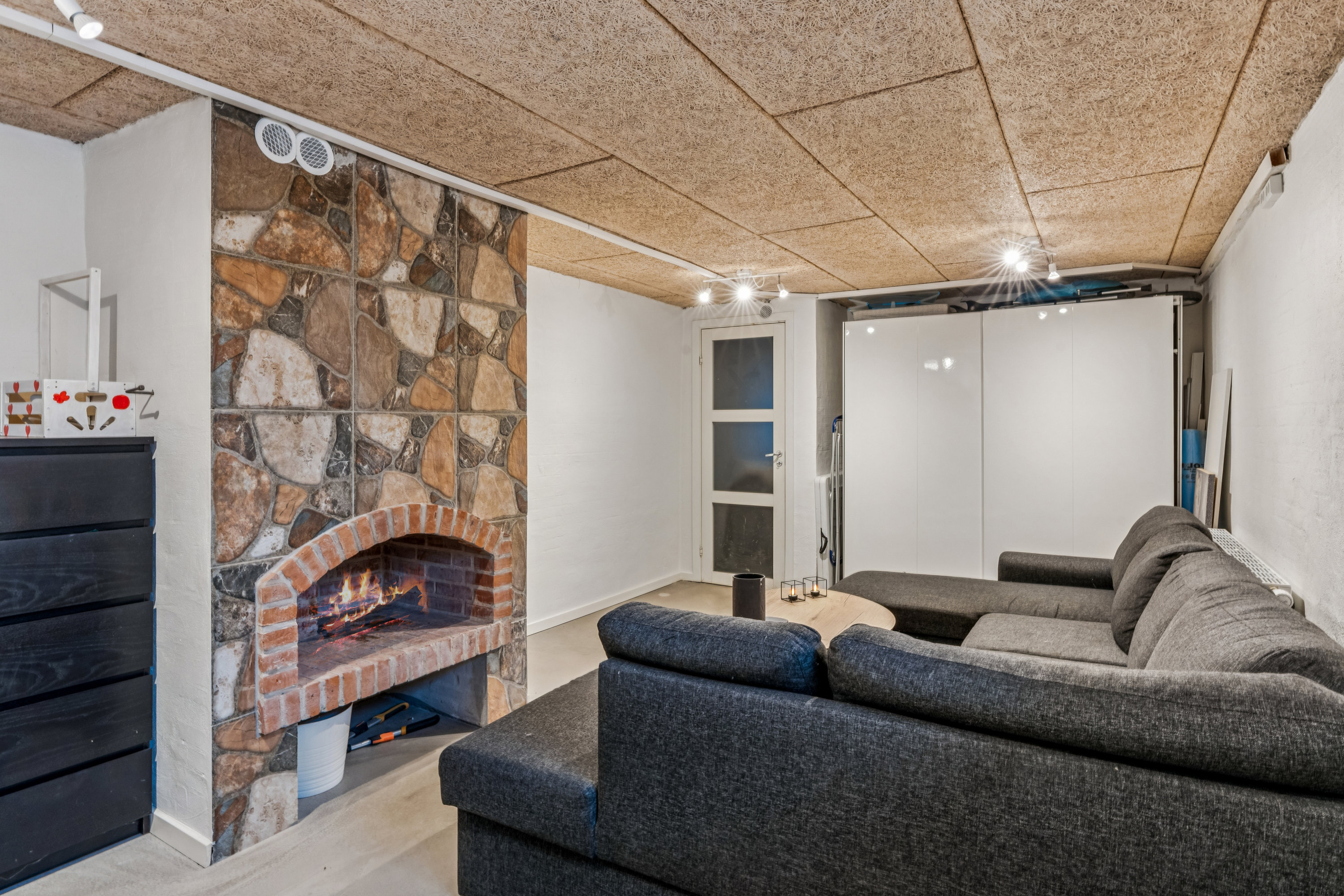 Fremhævet stue billede i fuldskærmstilstand. Billede af Urbakken 9, Gug, 9210 Aalborg SØ