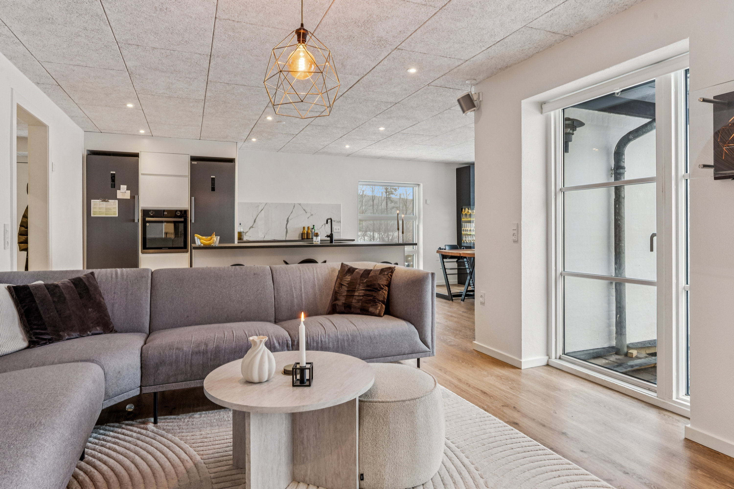 Fremhævet stue billede i fuldskærmstilstand. Billede af Urbakken 9, Gug, 9210 Aalborg SØ