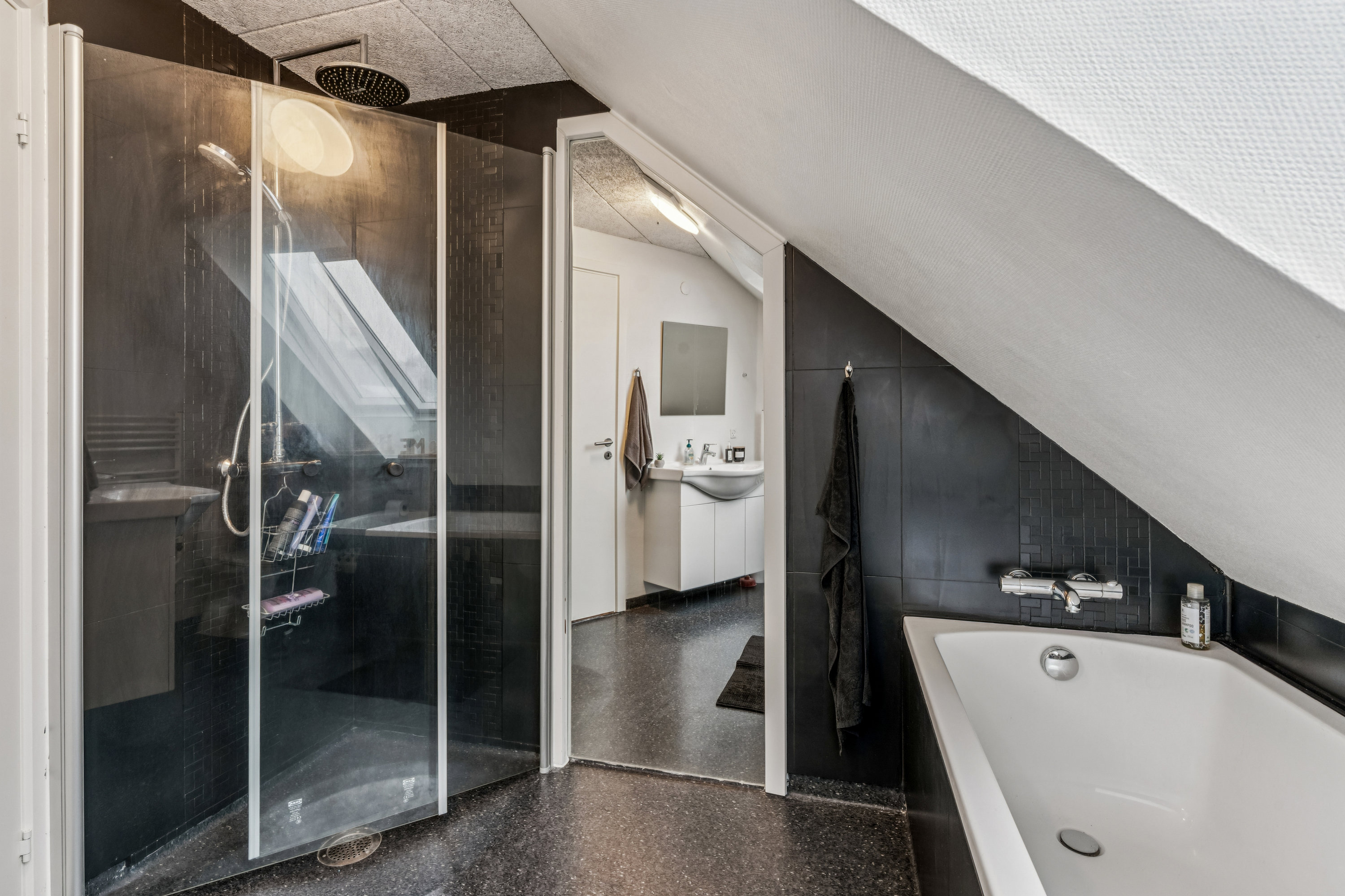 Fremhævet badeværelse billede i fuldskærmstilstand. Billede af Urbakken 9, Gug, 9210 Aalborg SØ