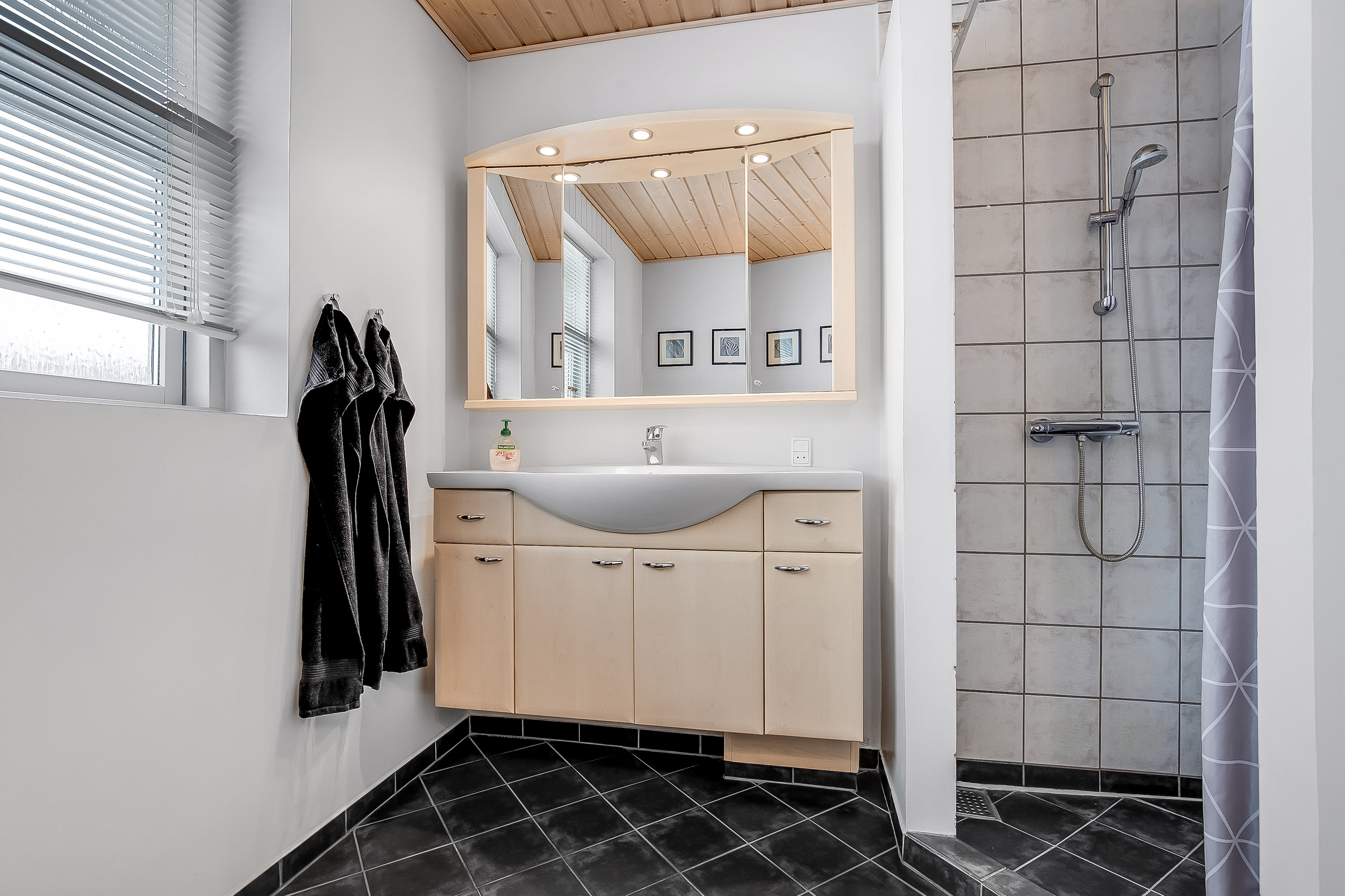 Fremhævet badeværelse billede i fuldskærmstilstand. Billede af Bredager 49, Bredballe, 7120 Vejle Øst