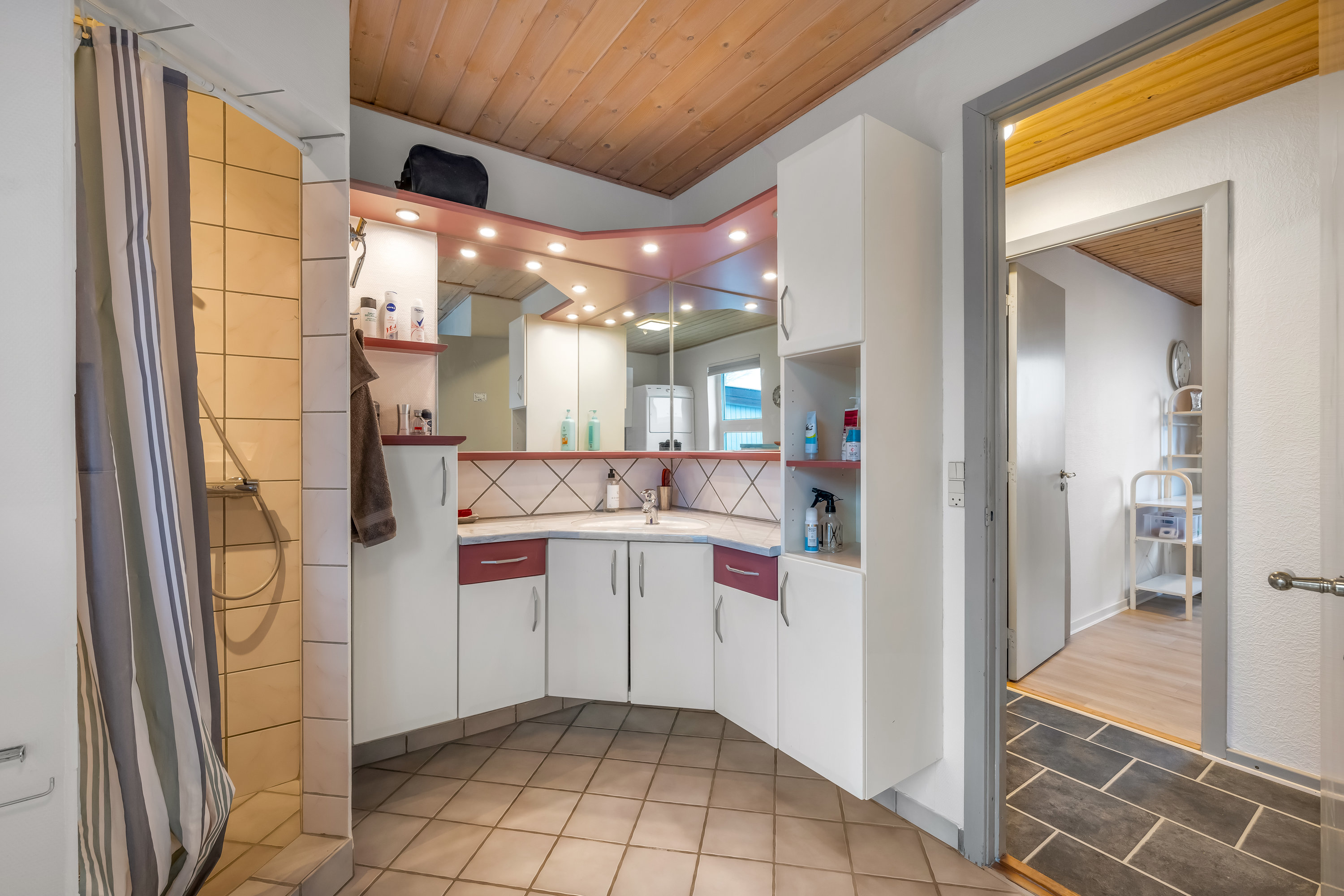 Fremhævet badeværelse billede i fuldskærmstilstand. Billede af Anemonevej 12, 6950 Ringkøbing