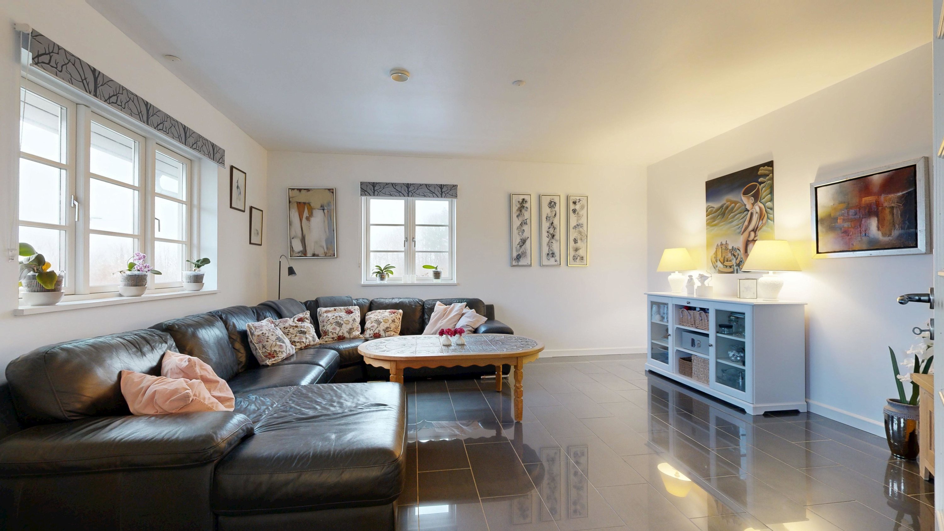 Fremhævet stue billede i fuldskærmstilstand. Billede af Fuglsangvej 3, Vinding, 8654 Bryrup