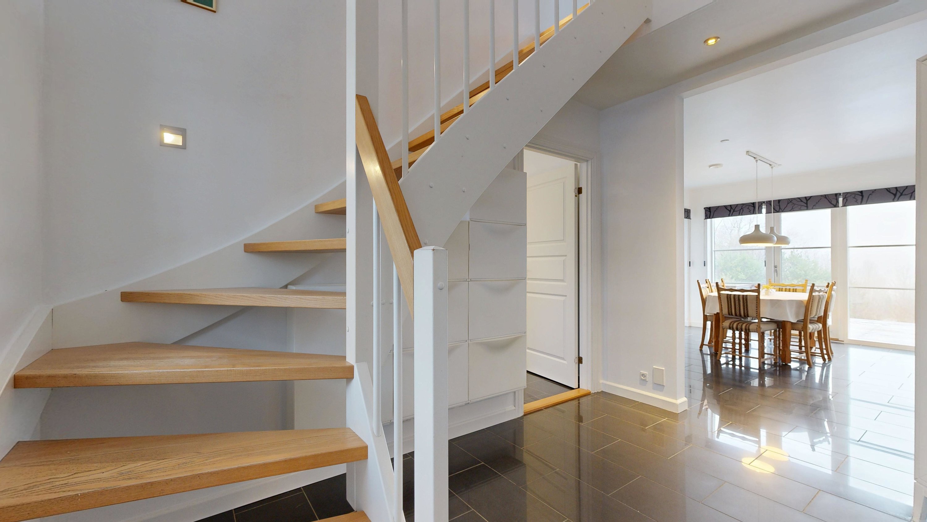 Fremhævet gang billede i fuldskærmstilstand. Billede af Fuglsangvej 3, Vinding, 8654 Bryrup