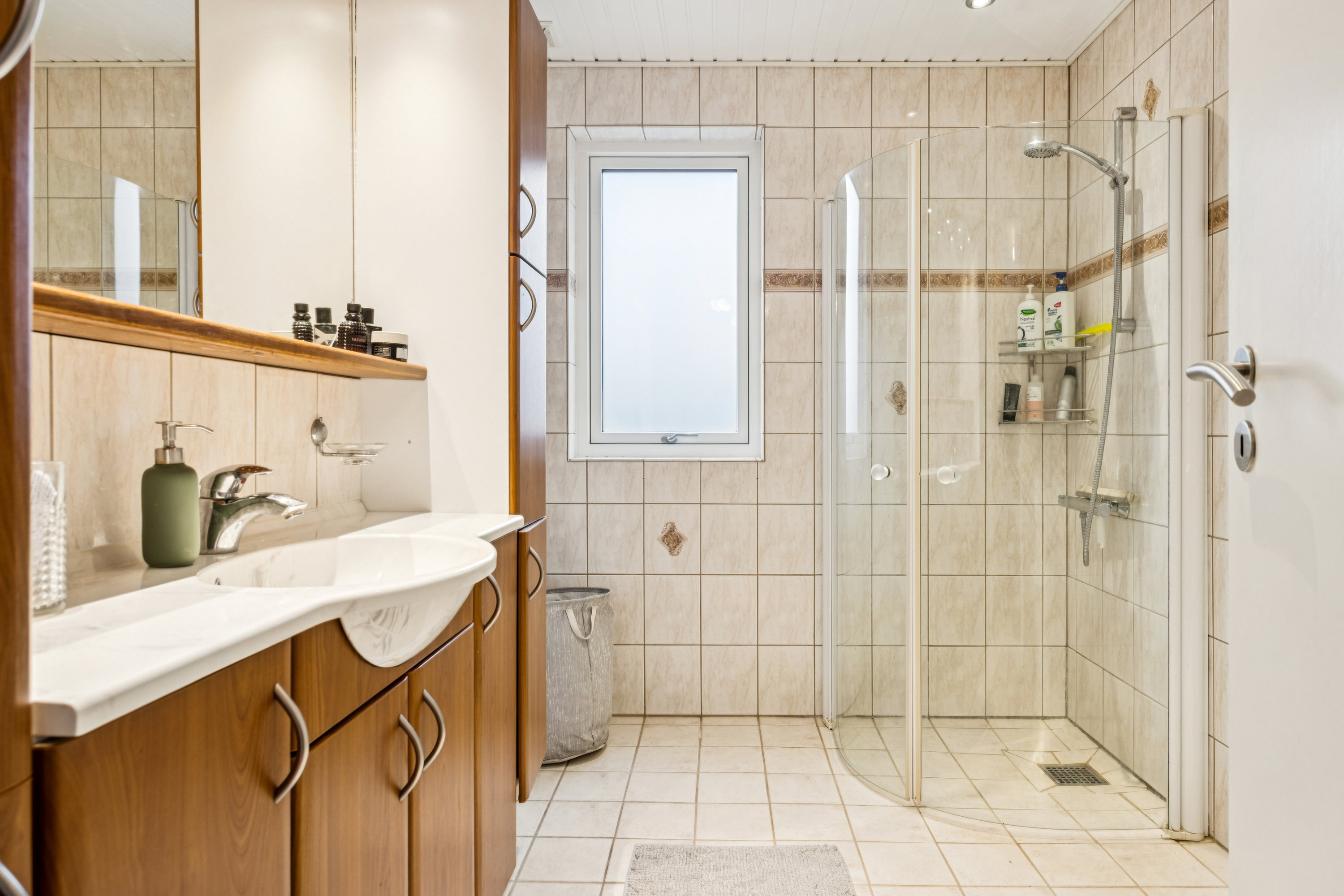 Fremhævet badeværelse billede i fuldskærmstilstand. Billede af Søndermarken 6, 9320 Hjallerup