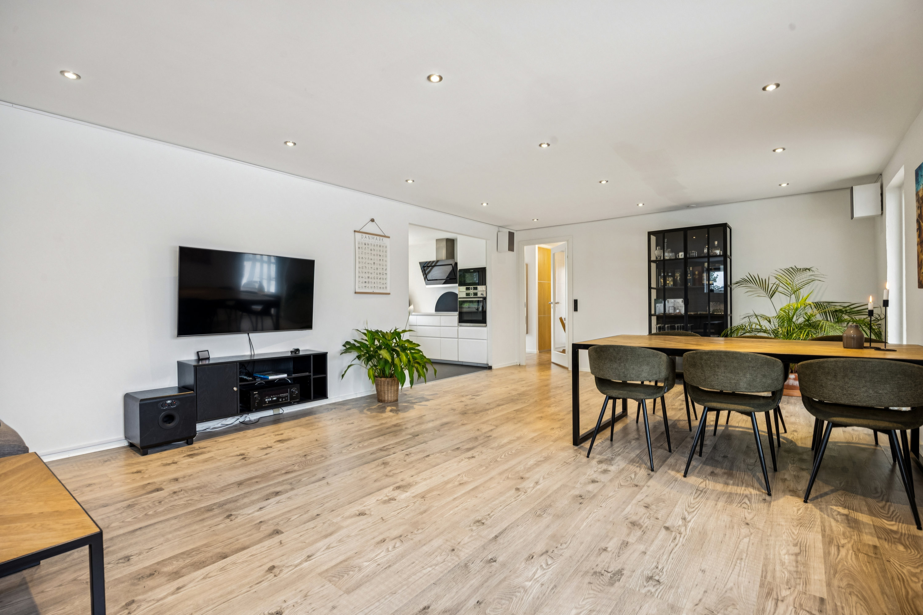 Fremhævet stue billede i fuldskærmstilstand. Billede af Søndermarken 6, 9320 Hjallerup