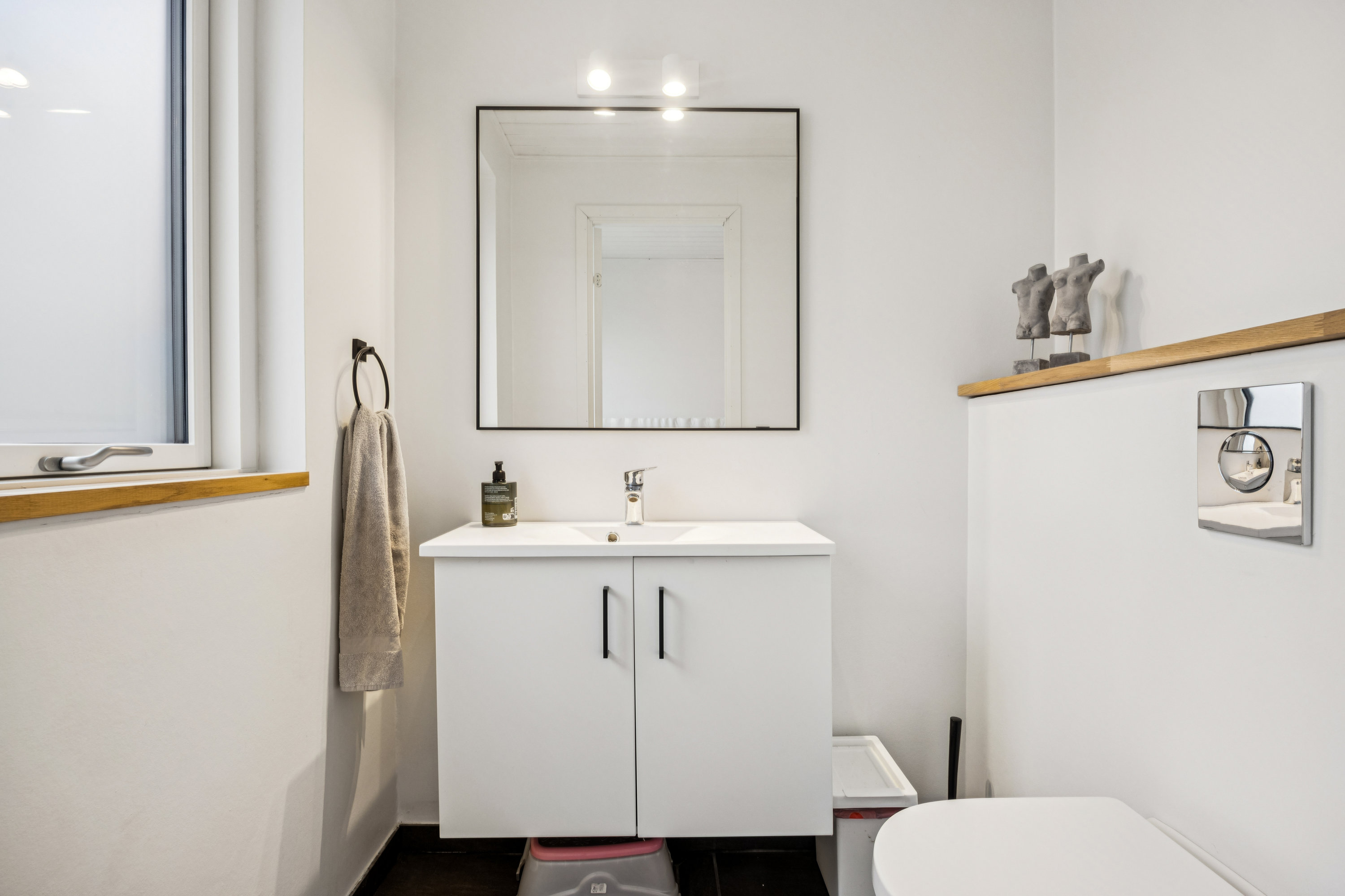 Fremhævet badeværelse billede i fuldskærmstilstand. Billede af Søndermarken 6, 9320 Hjallerup