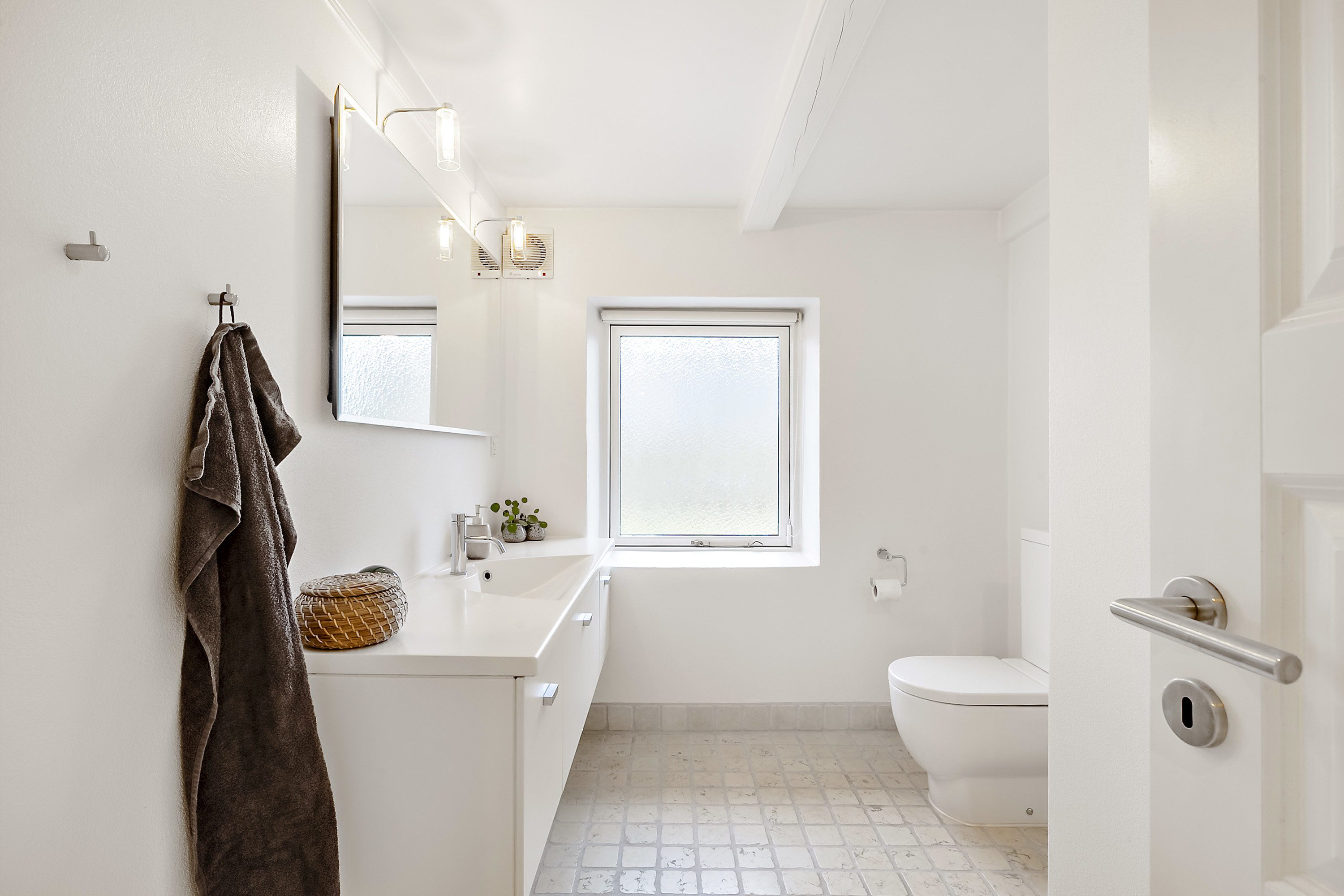 Fremhævet toilet billede i fuldskærmstilstand. Billede af Hærvejen 90, 6230 Rødekro