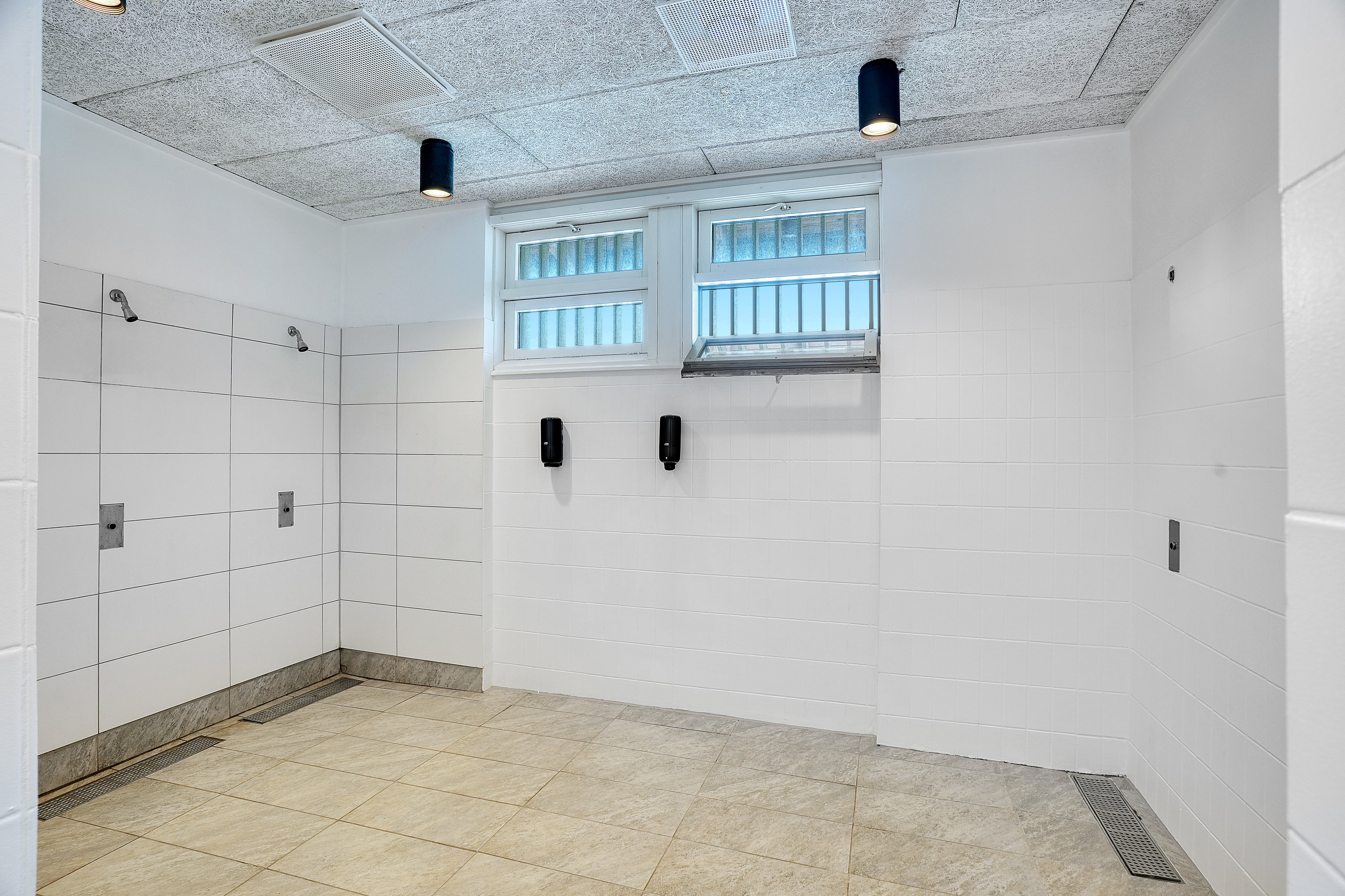 Fremhævet omklædning pool område billede i fuldskærmstilstand. Billede af Feriebyen 26, 3250 Gilleleje