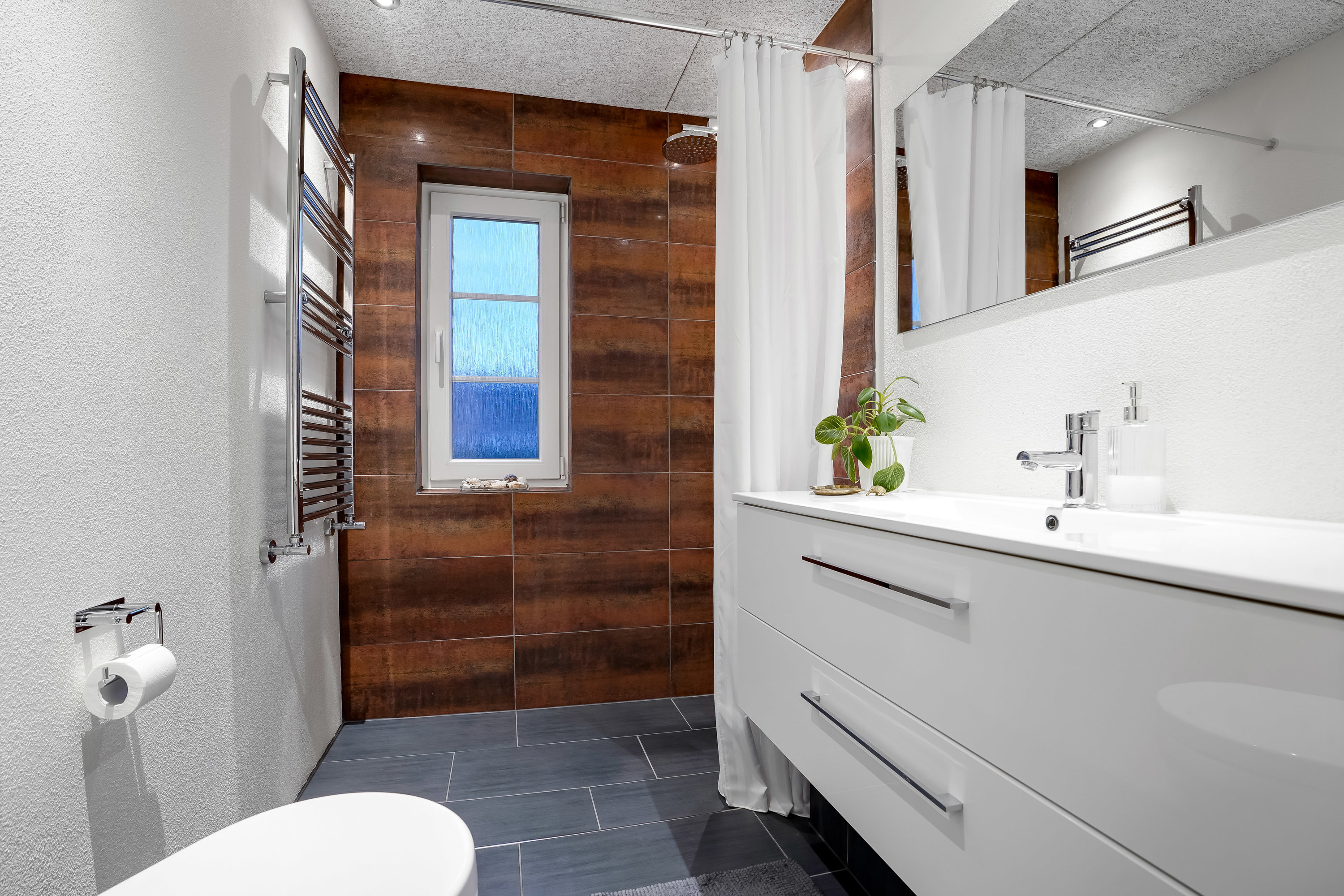 Fremhævet badeværelse billede i fuldskærmstilstand. Billede af Strandvejen 15, 6840 Oksbøl