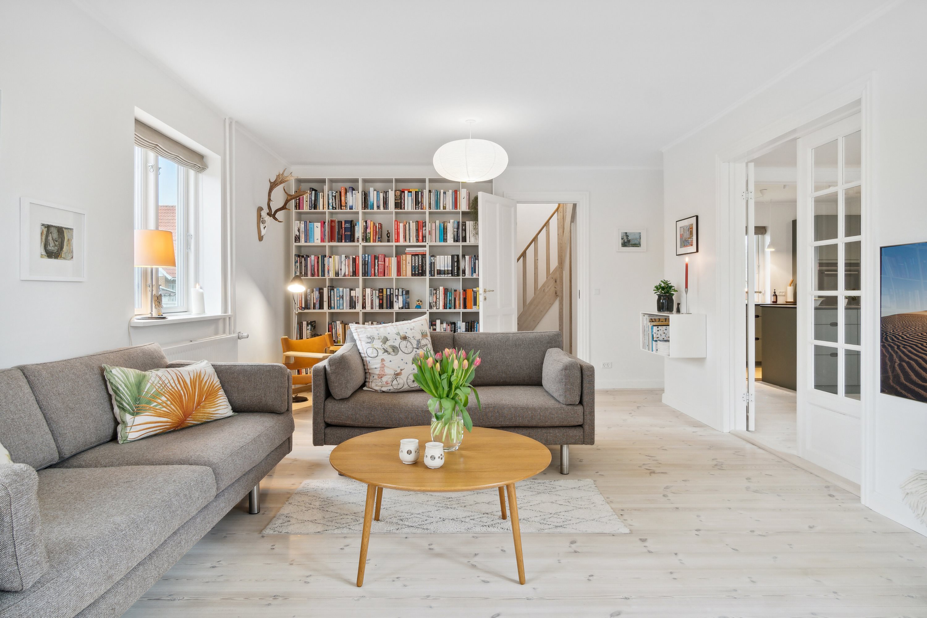 Fremhævet stue billede i fuldskærmstilstand. Billede af Dr Egedesvej 1, 4500 Nykøbing Sj