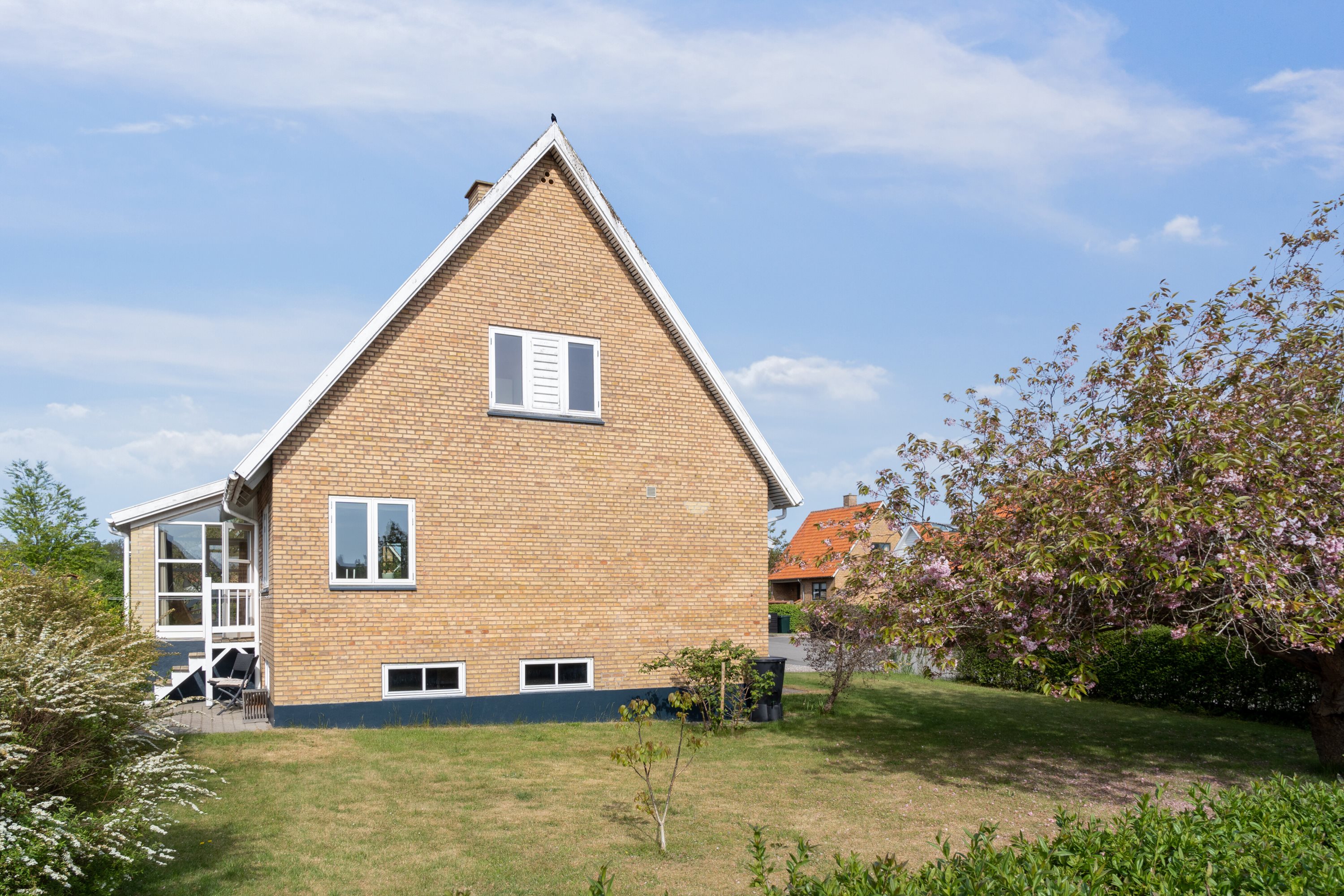 Fremhævet set fra haven billede i fuldskærmstilstand. Billede af Dr Egedesvej 1, 4500 Nykøbing Sj