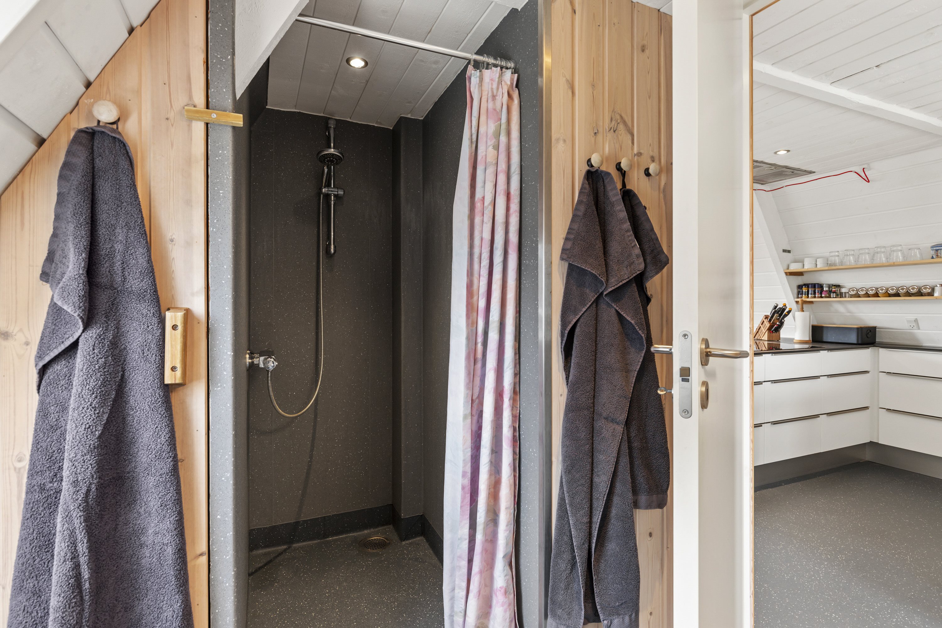 Fremhævet badeværelse billede i fuldskærmstilstand. Billede af Golfsvinget 114, Gatten, 9640 Farsø