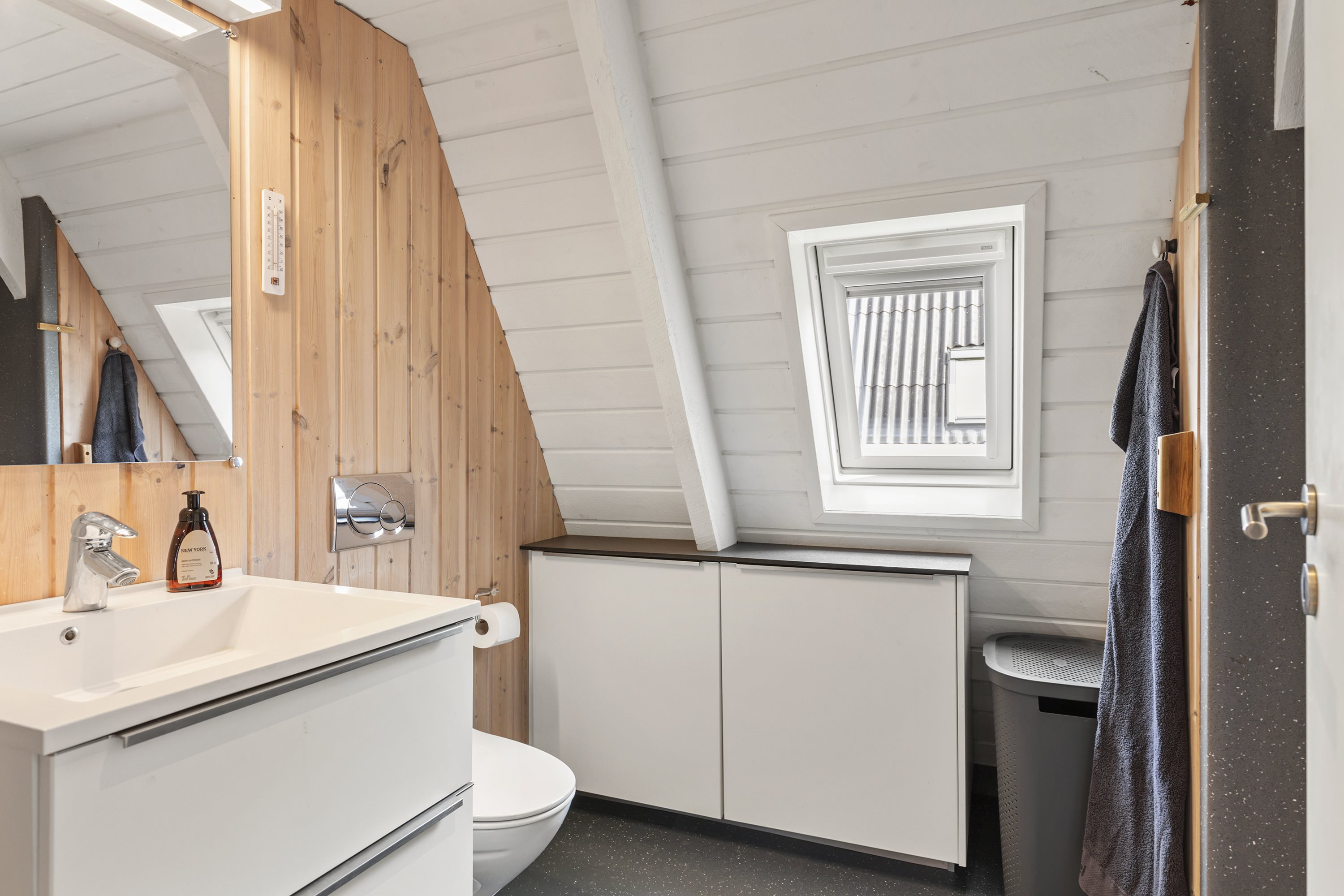 Fremhævet badeværelse billede i fuldskærmstilstand. Billede af Golfsvinget 114, Gatten, 9640 Farsø