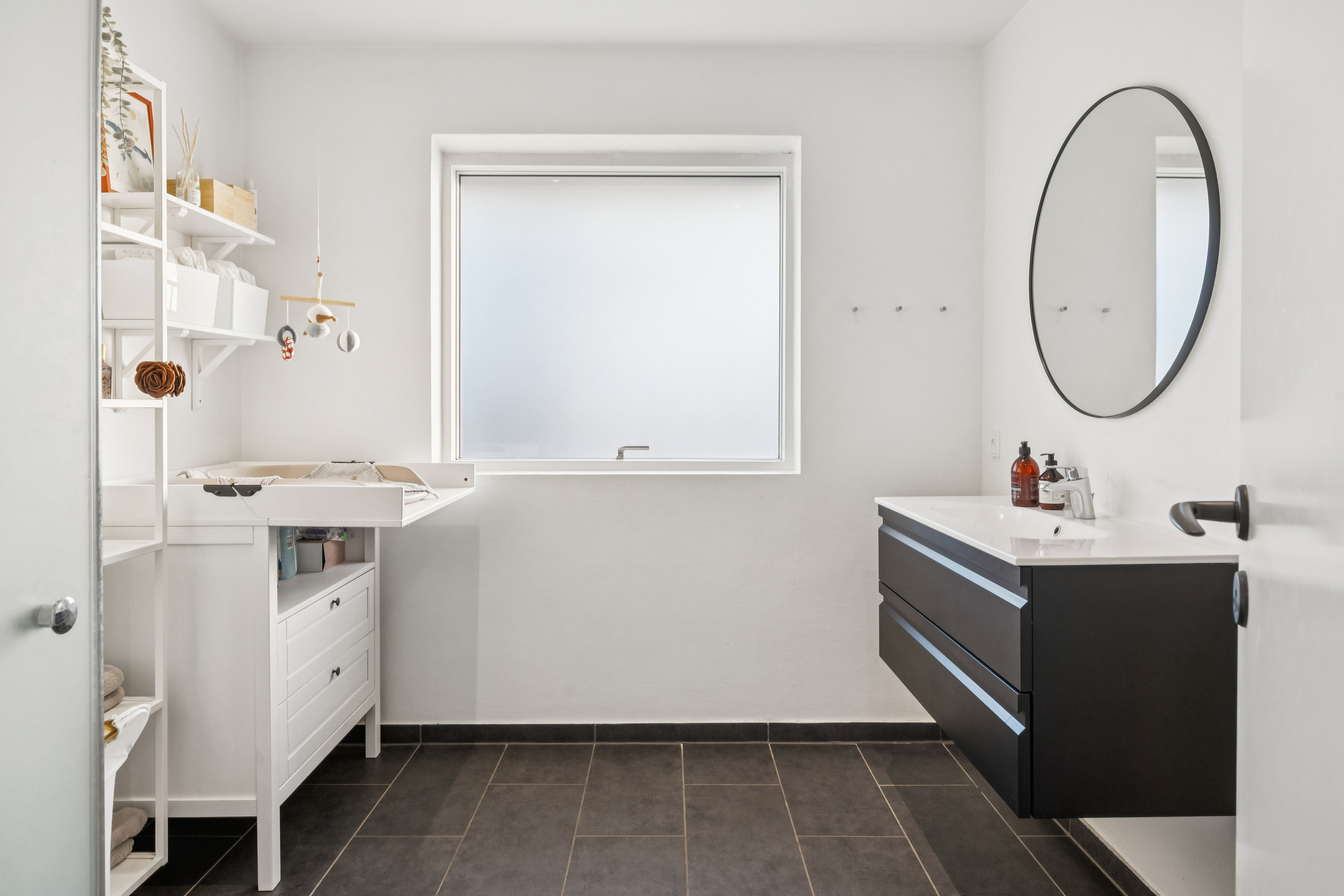 Fremhævet badeværelse billede i fuldskærmstilstand. Billede af Lupinvej 6, 8382 Hinnerup