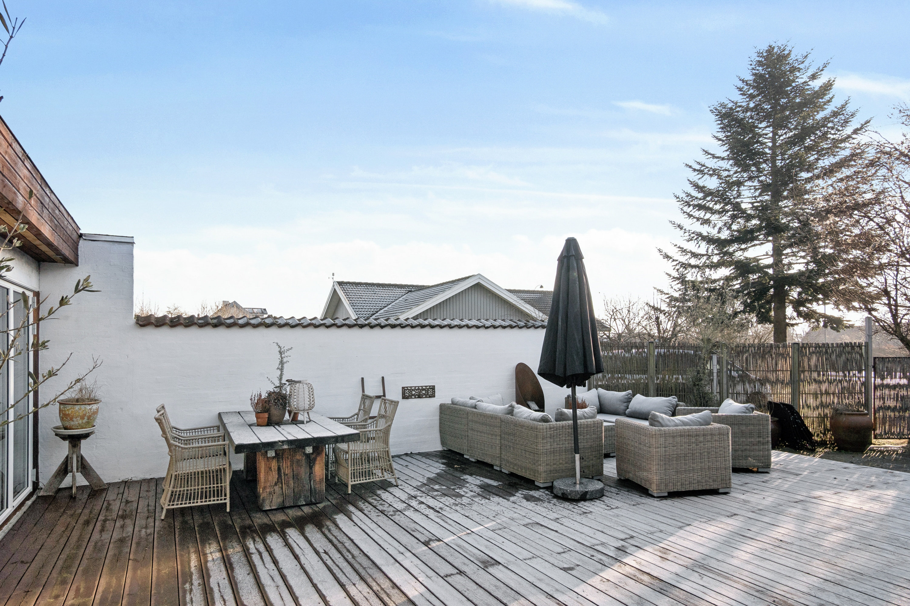 Fremhævet hus ser fra haven billede i fuldskærmstilstand. Billede af Gammel Køge Landevej 790B, 2660 Brøndby Strand